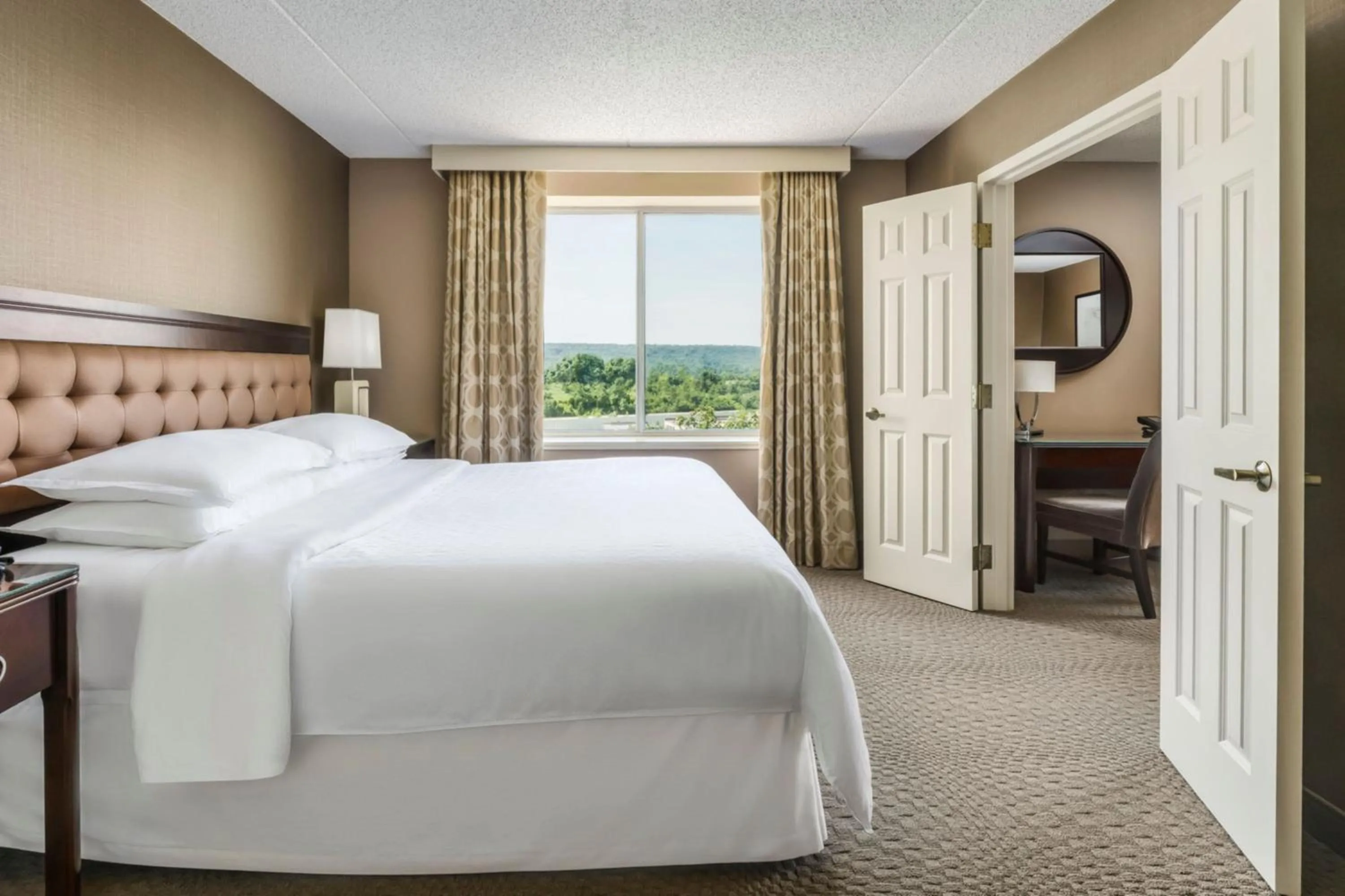 Photo of the whole room, Bed in Sheraton Great Valley Hotel