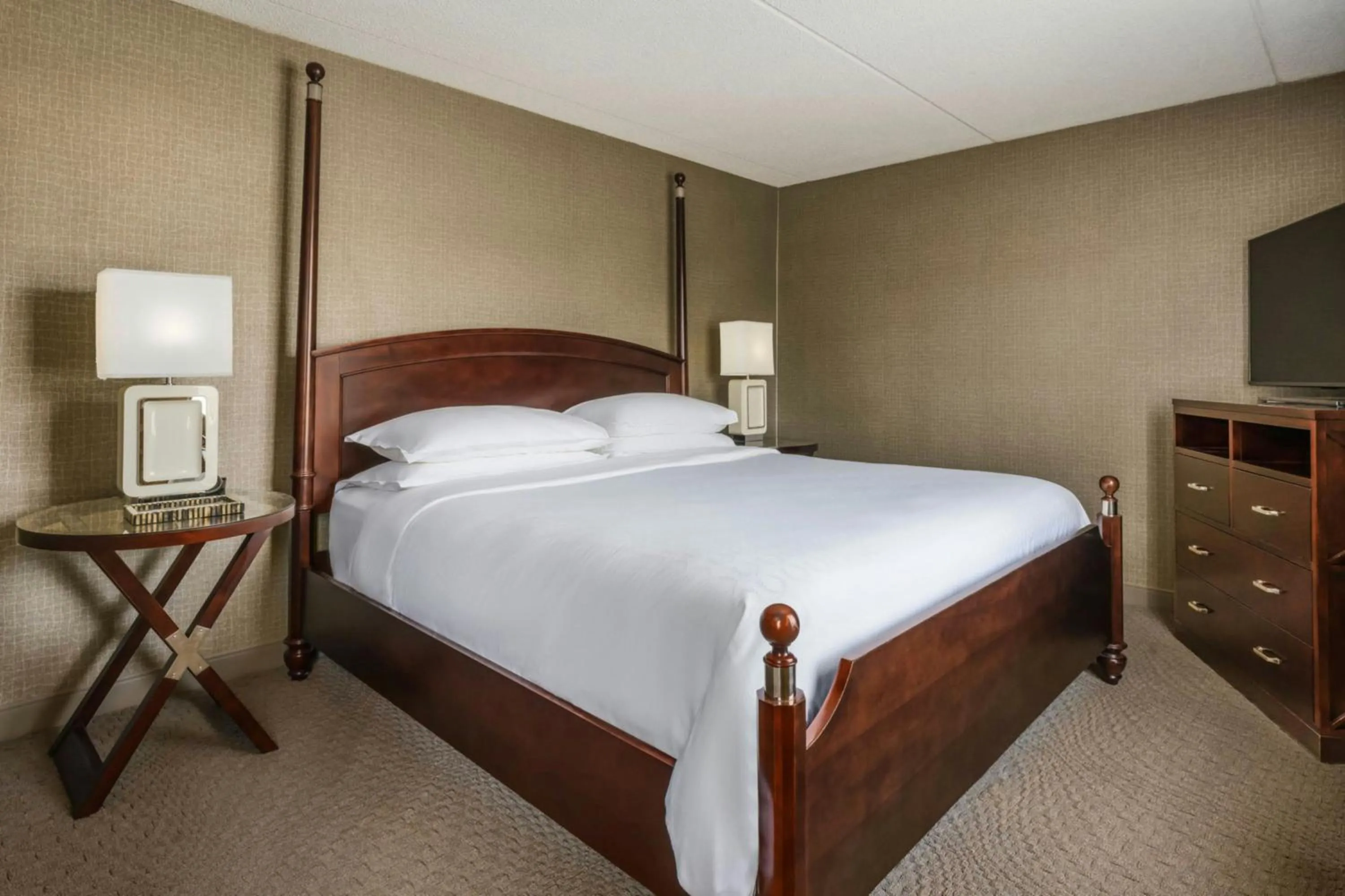 Photo of the whole room, Bed in Sheraton Great Valley Hotel