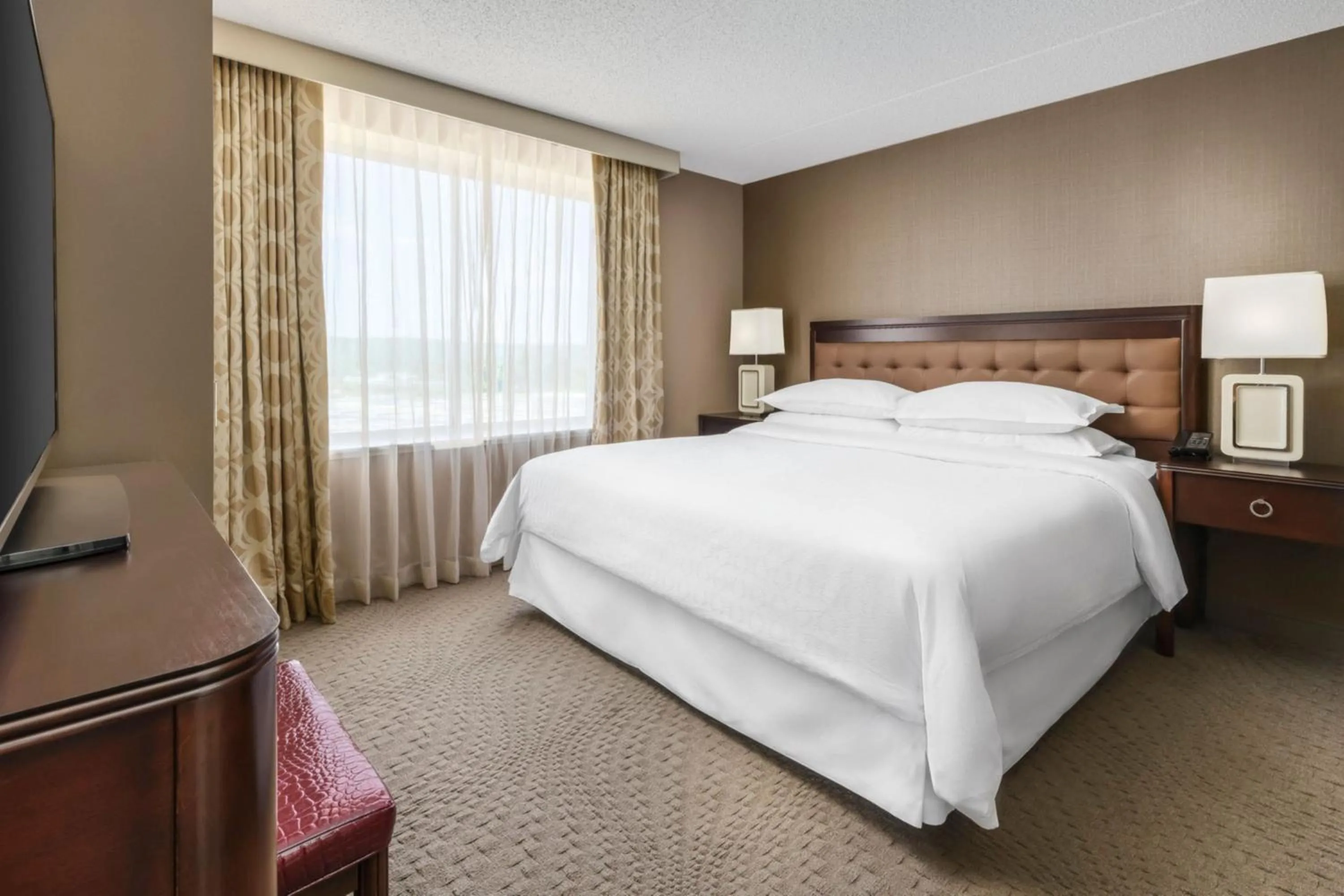 Photo of the whole room, Bed in Sheraton Great Valley Hotel