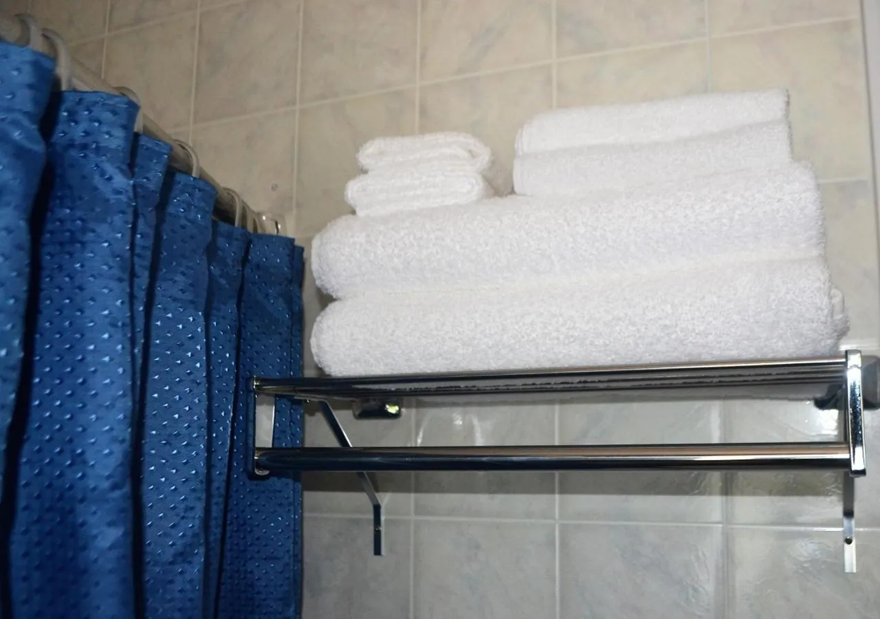Bathroom, Bed in Stratford Suburban Motel