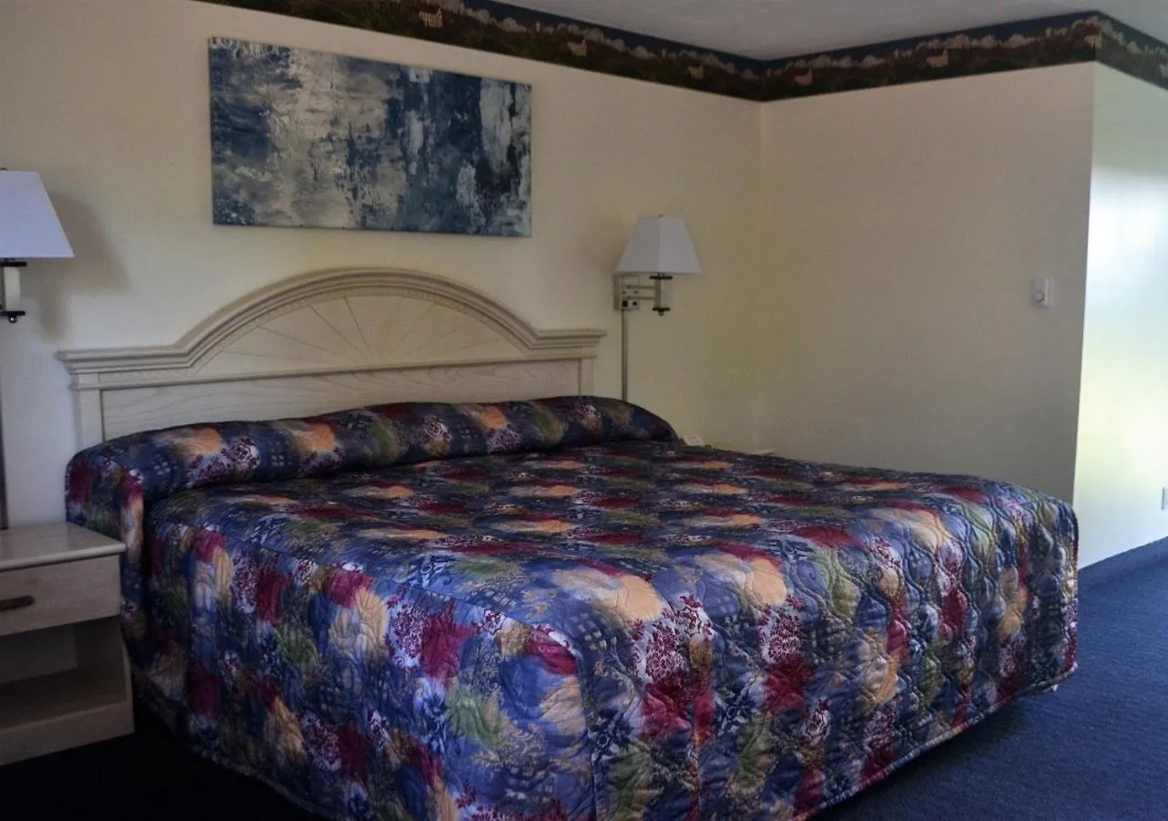 Bedroom, Bed in Stratford Suburban Motel
