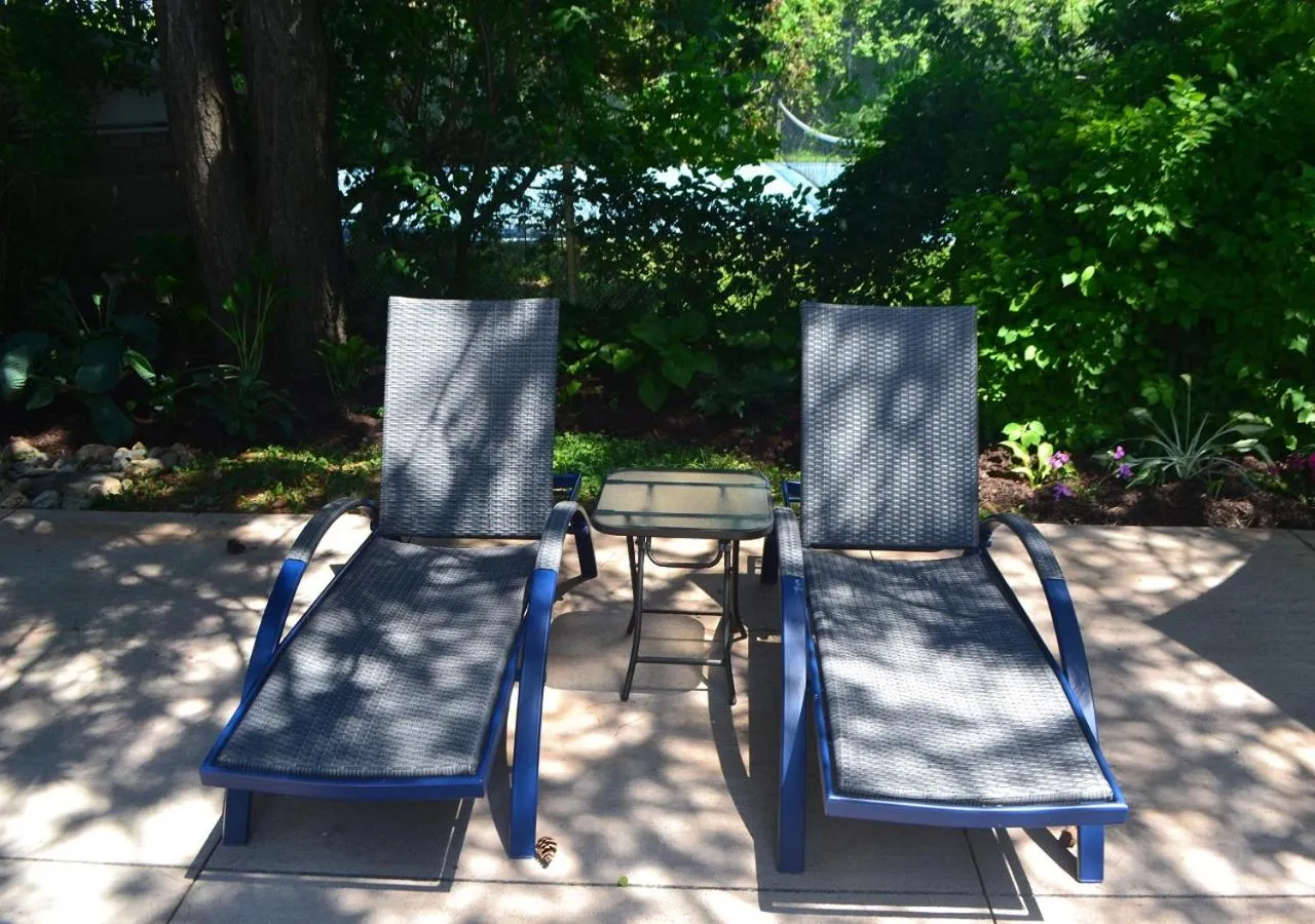 Swimming pool in Stratford Suburban Motel