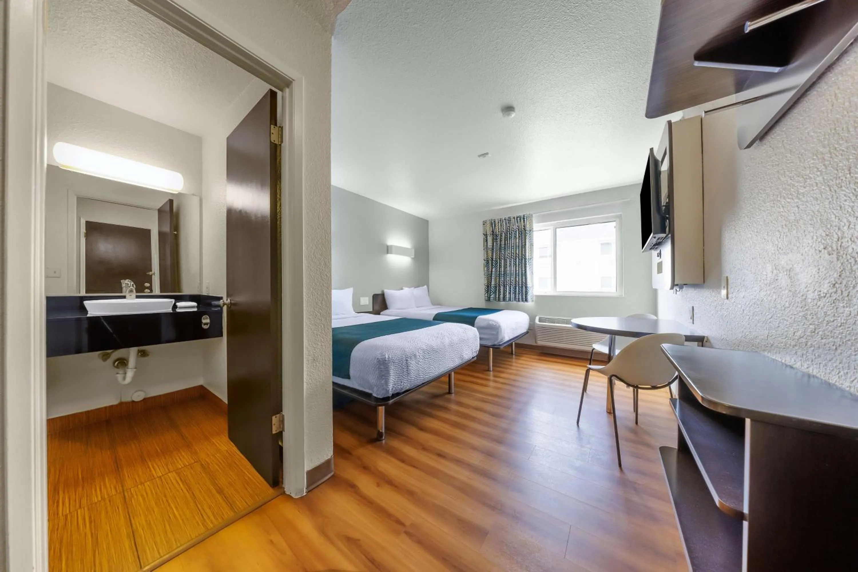 Bedroom, Bed in Motel 6-Seattle, WA - Sea-Tac Airport South