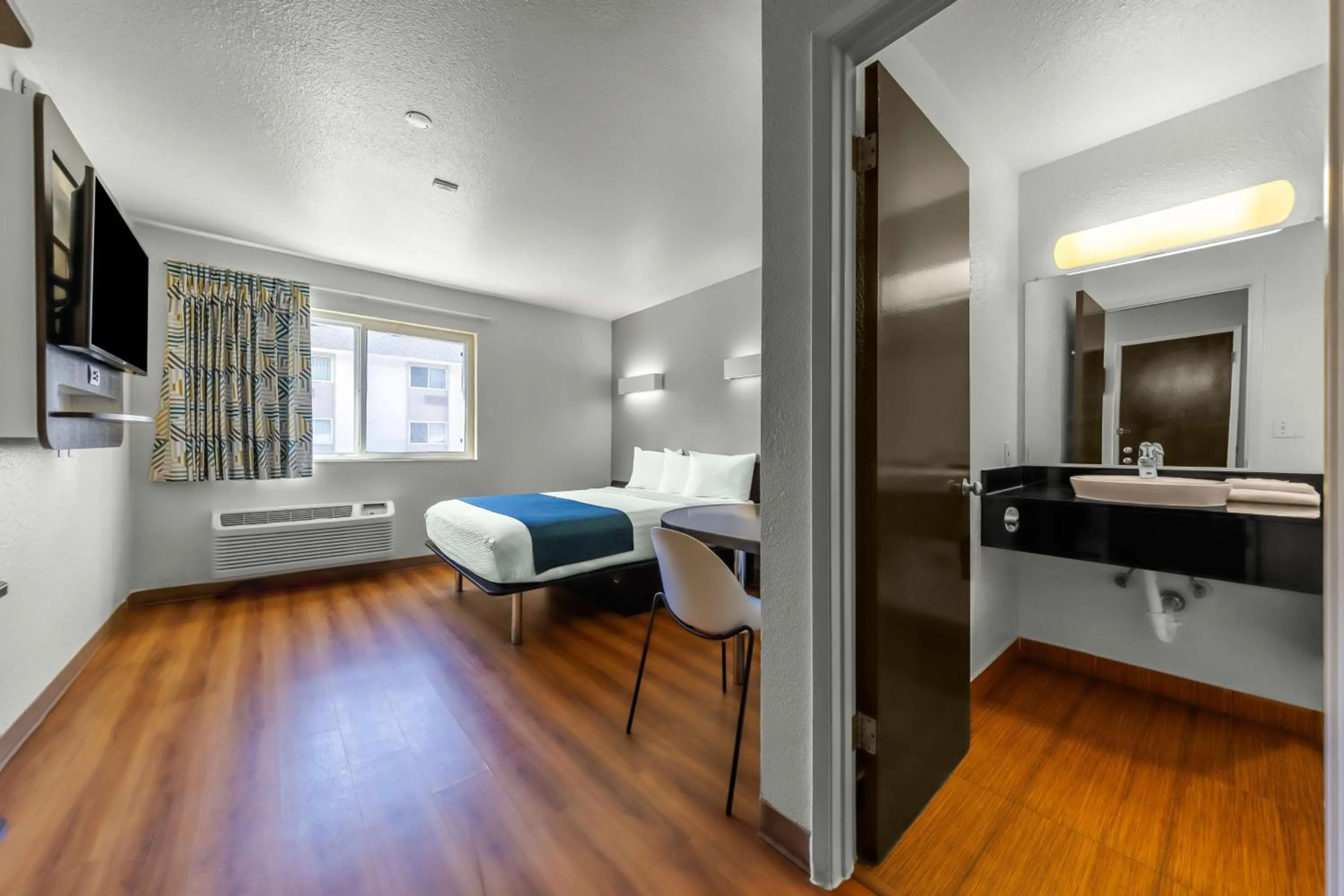 Bedroom, Bed in Motel 6-Seattle, WA - Sea-Tac Airport South