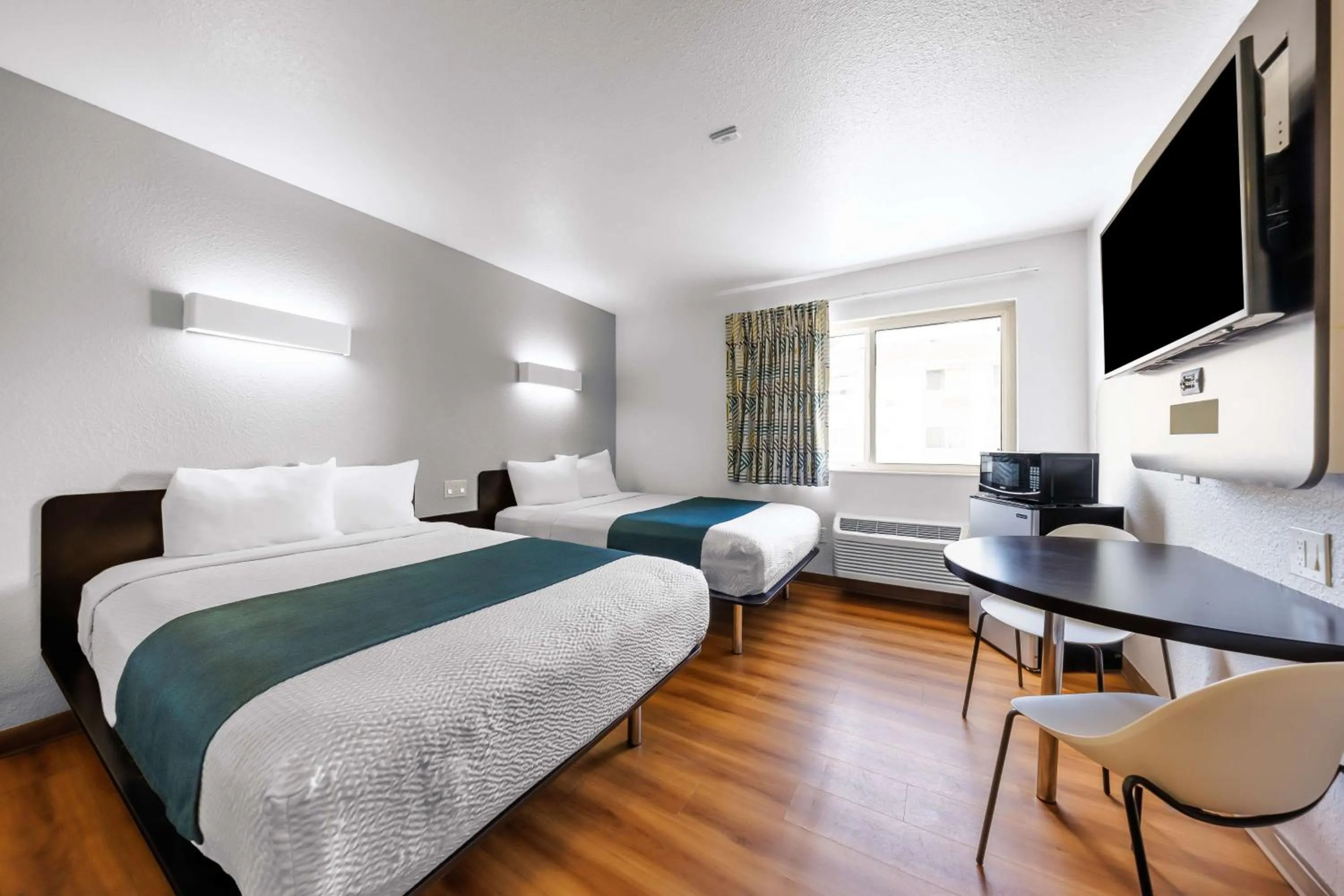 Bedroom, Bed in Motel 6-Seattle, WA - Sea-Tac Airport South