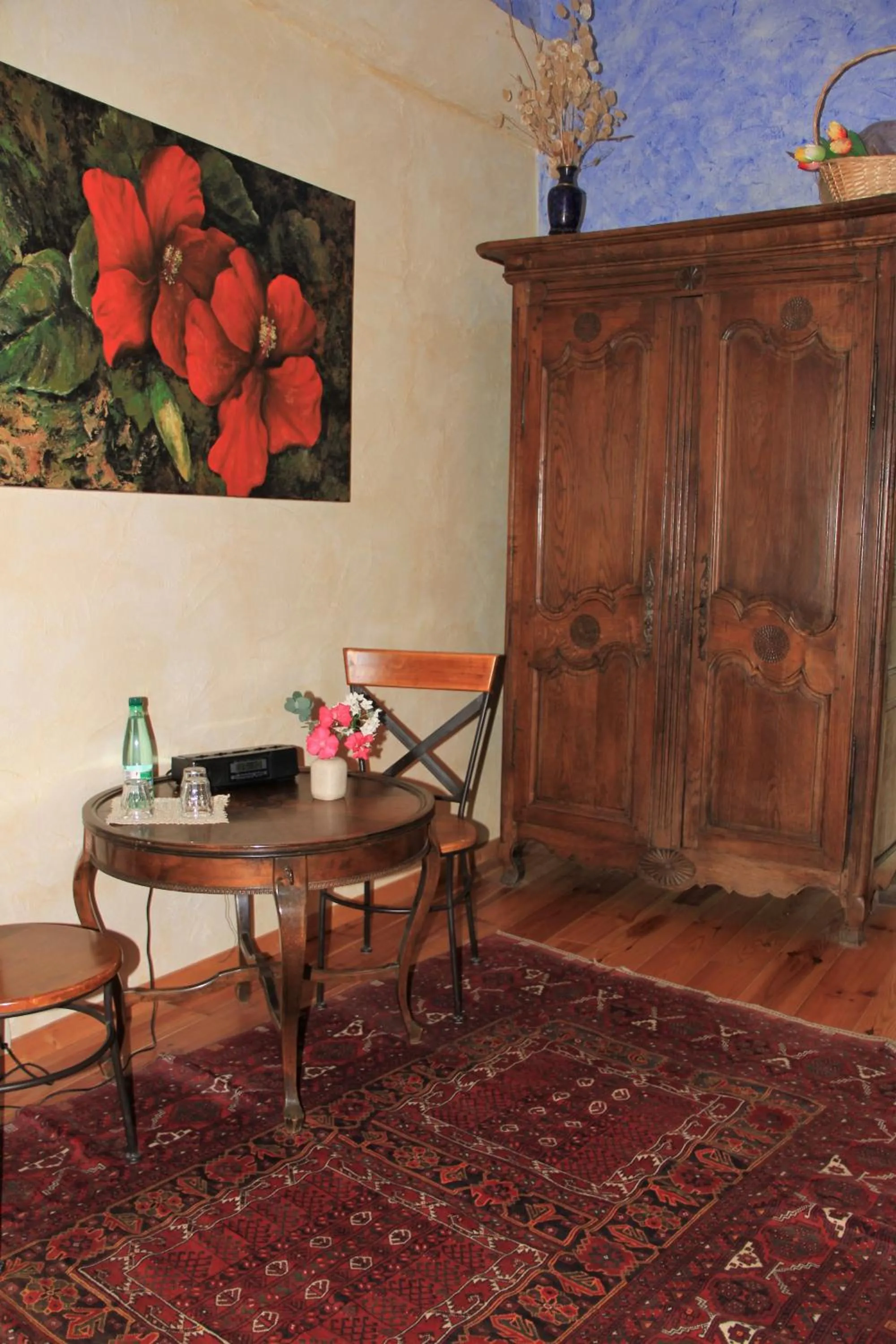 Decorative detail in Le Mas De La Cigale Bleue, Caumont Sur Durance