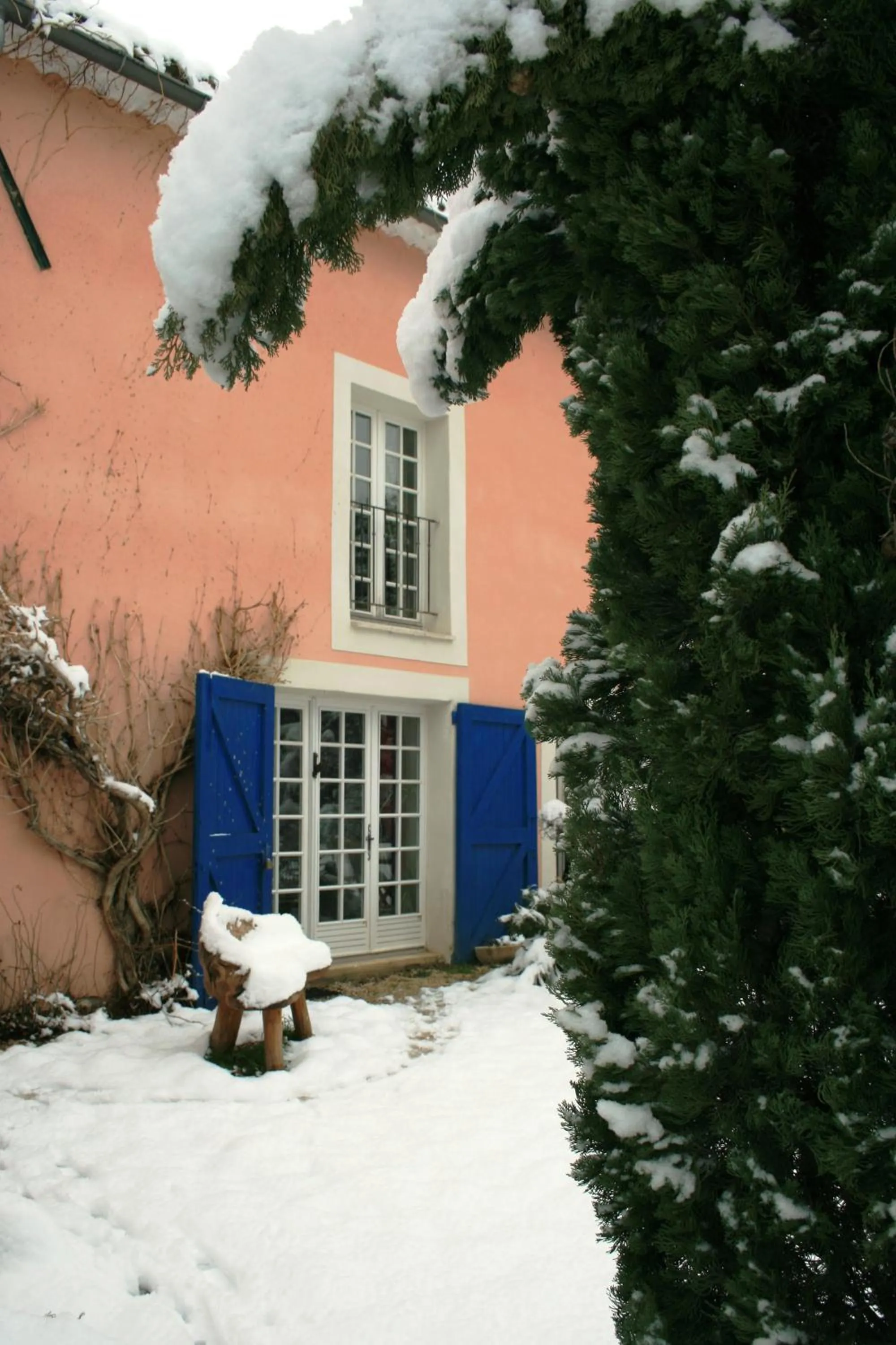 Facade/entrance in Le Mas De La Cigale Bleue, Caumont Sur Durance
