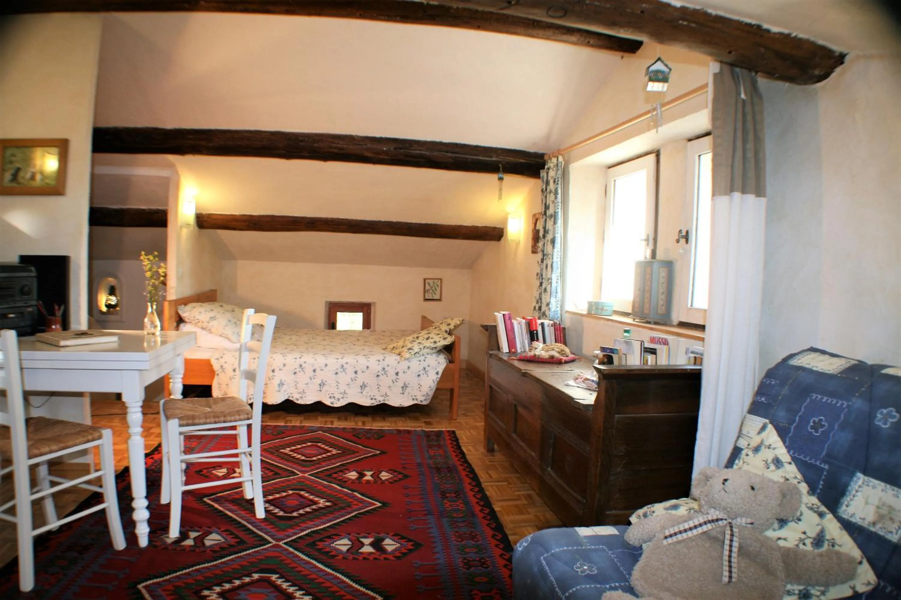 Photo of the whole room in Le Mas De La Cigale Bleue, Caumont Sur Durance