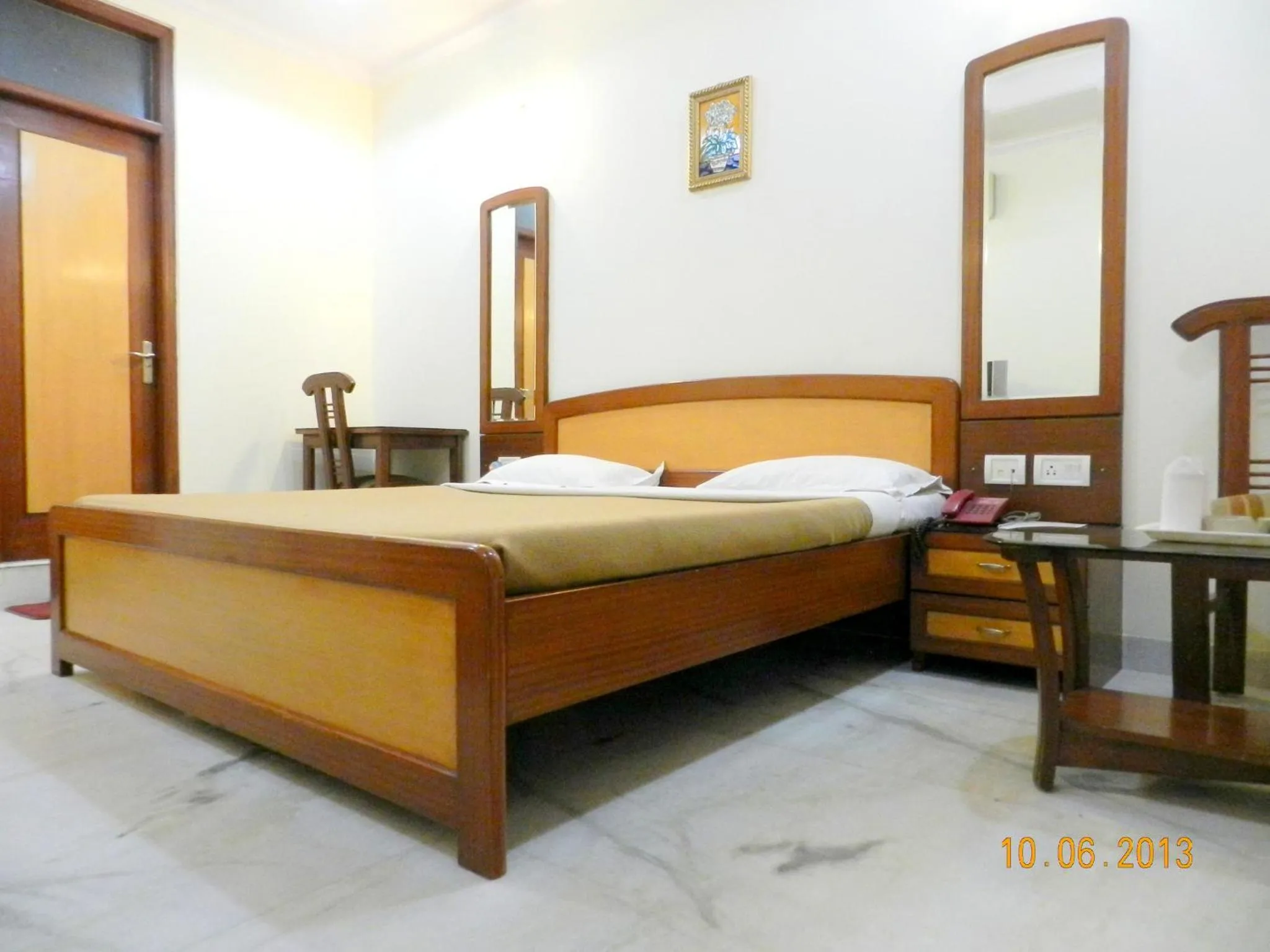 Photo of the whole room, Bed in Hotel Tara Palace, Chandni Chowk