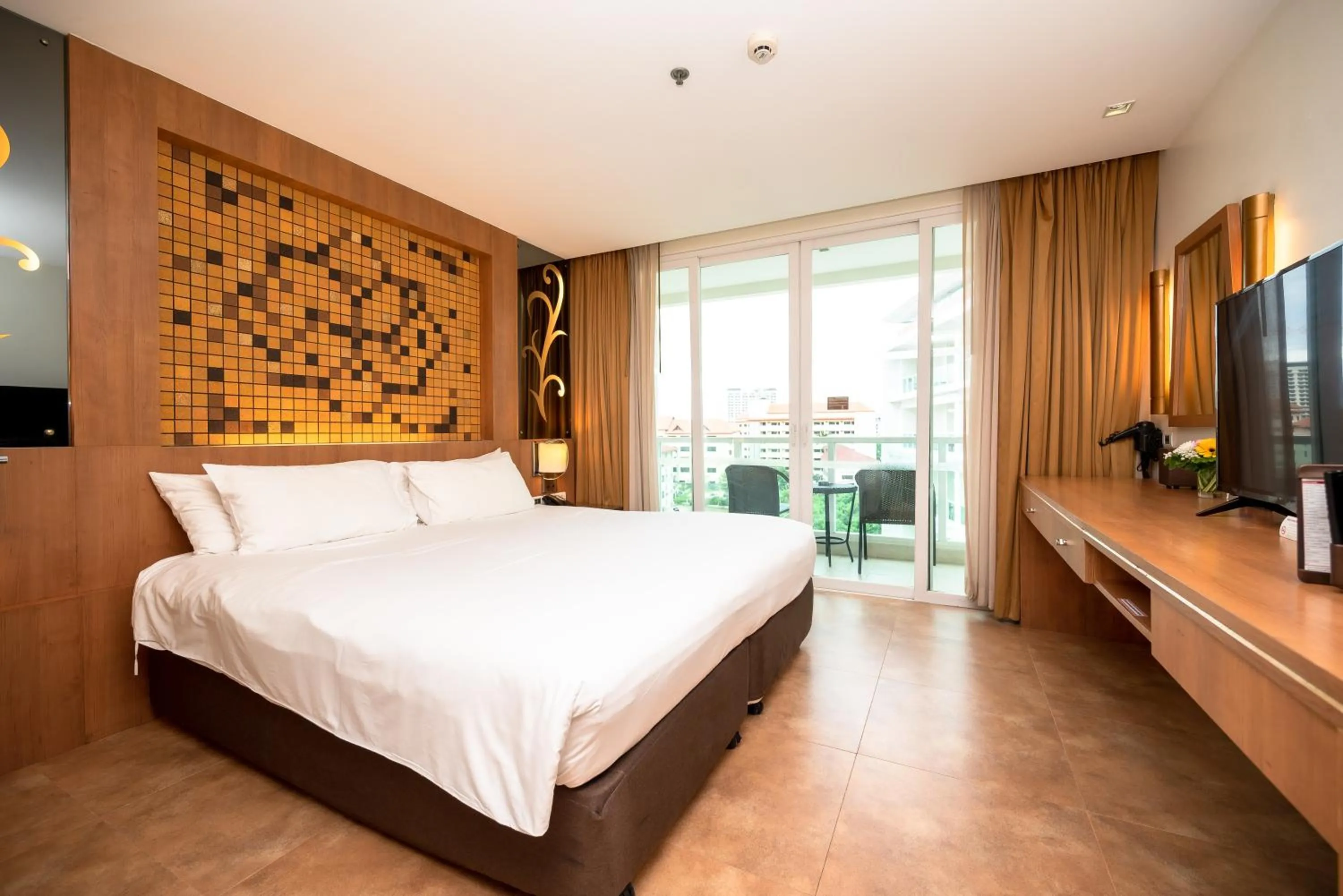 Bedroom, Bed in Centara Nova Hotel Pattaya