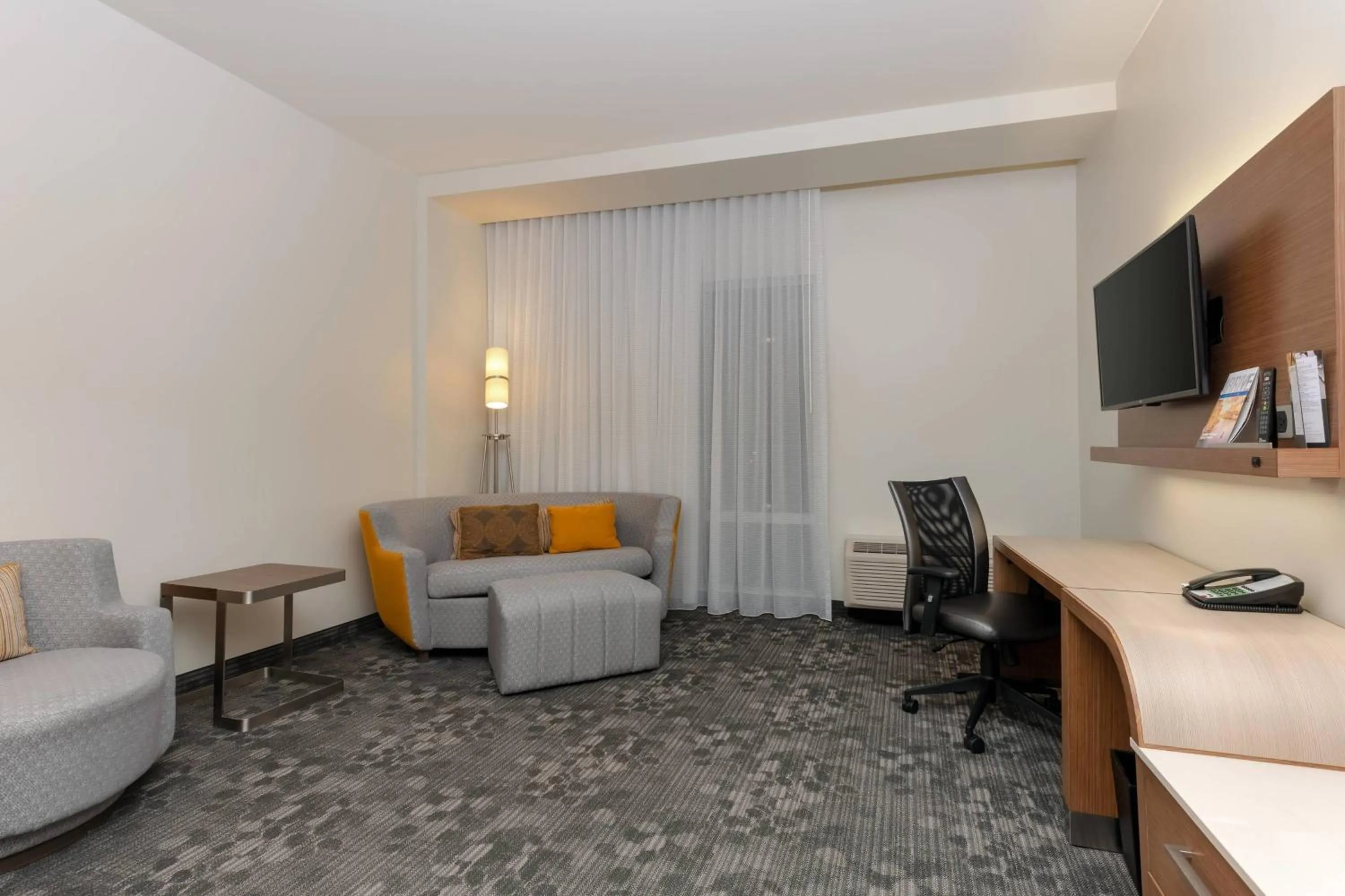 Living room in Courtyard by Marriott Savannah Airport