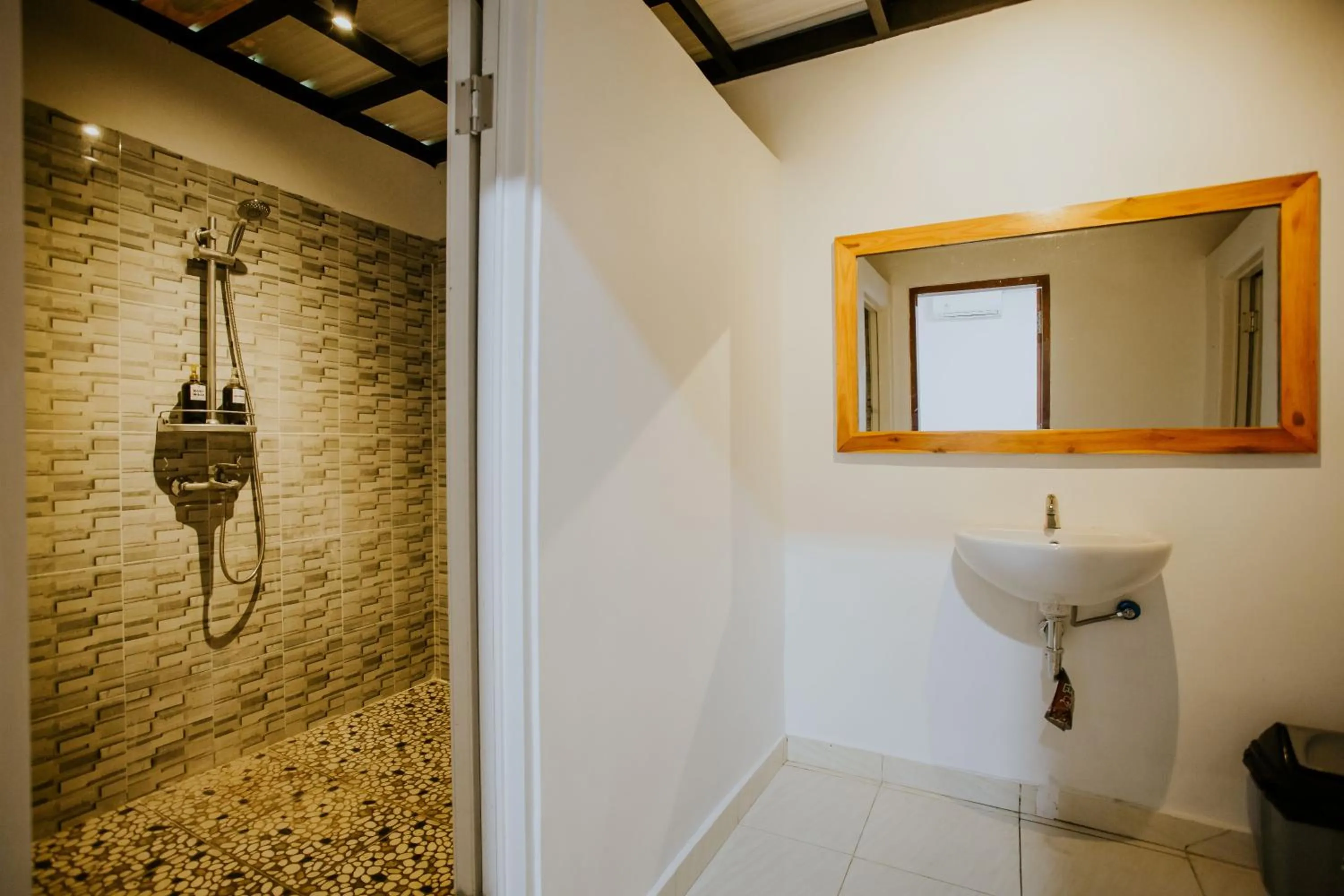 Toilet in Nuansa Penida Hostel