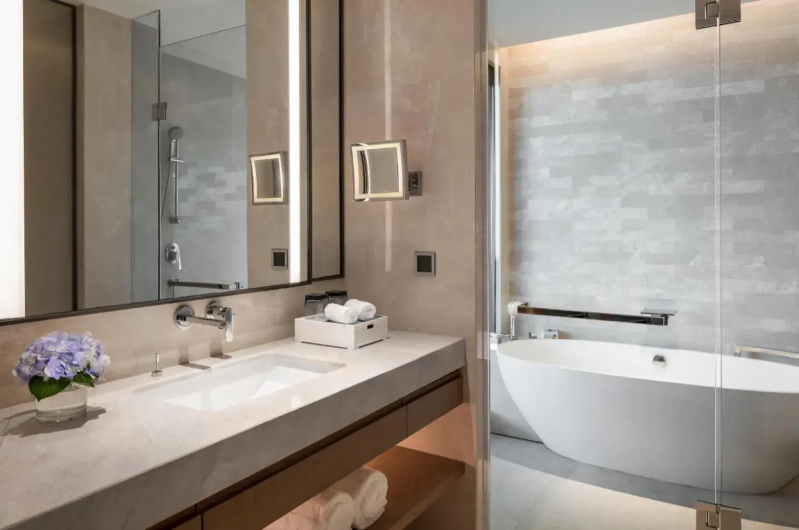 Double Room with Two Double Beds with Balcony and Partial Ocean View in Xiamen Marriott Hotel & Conference Centre Double Room with Two Double Beds with Balcony and Partial Ocean View in Xiamen Marriott Hotel & Conference Centre