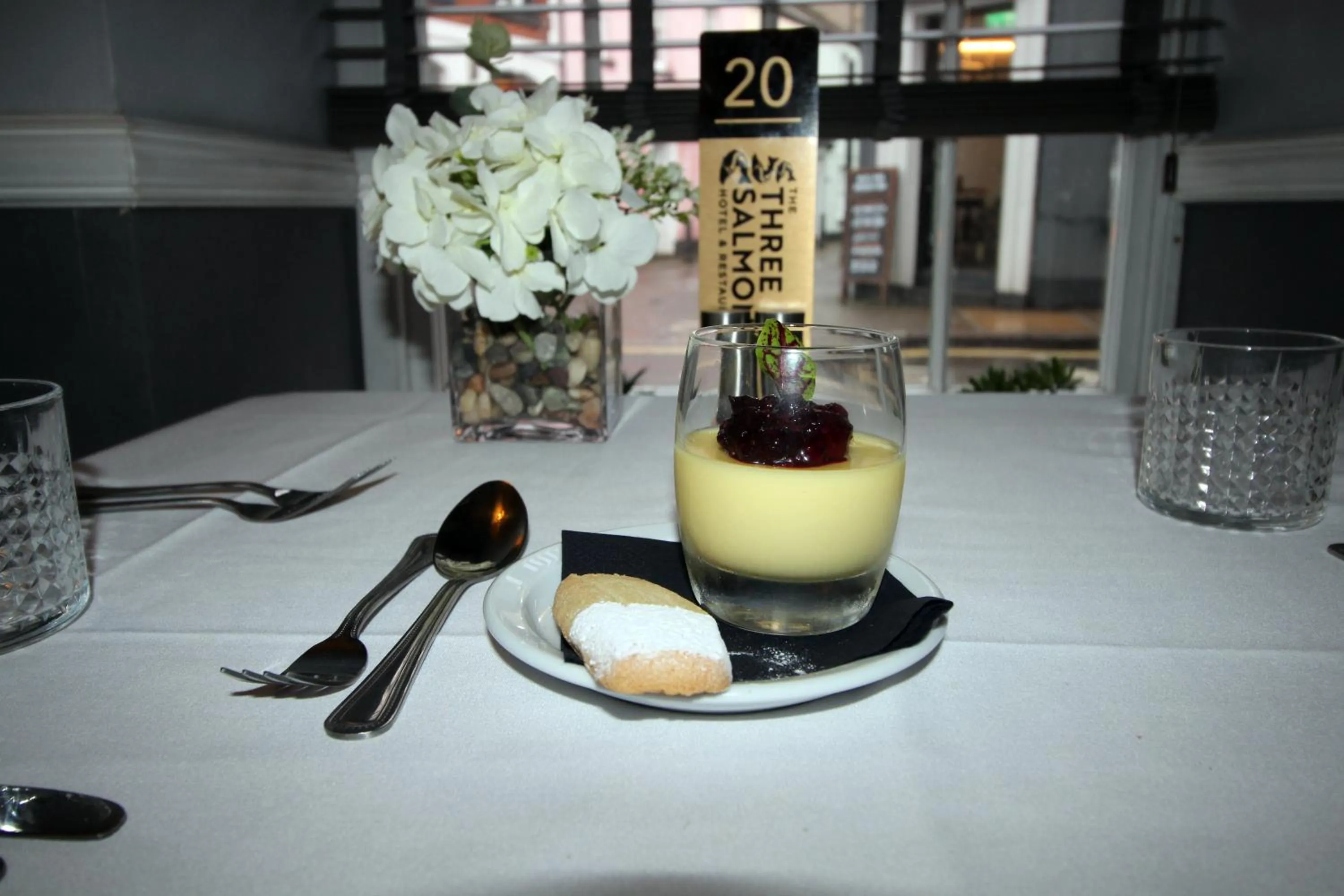 Food and drinks in Three Salmons Hotel