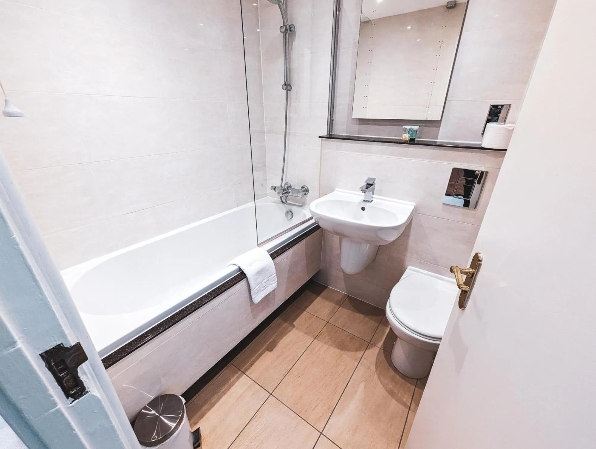 Toilet in Three Salmons Hotel