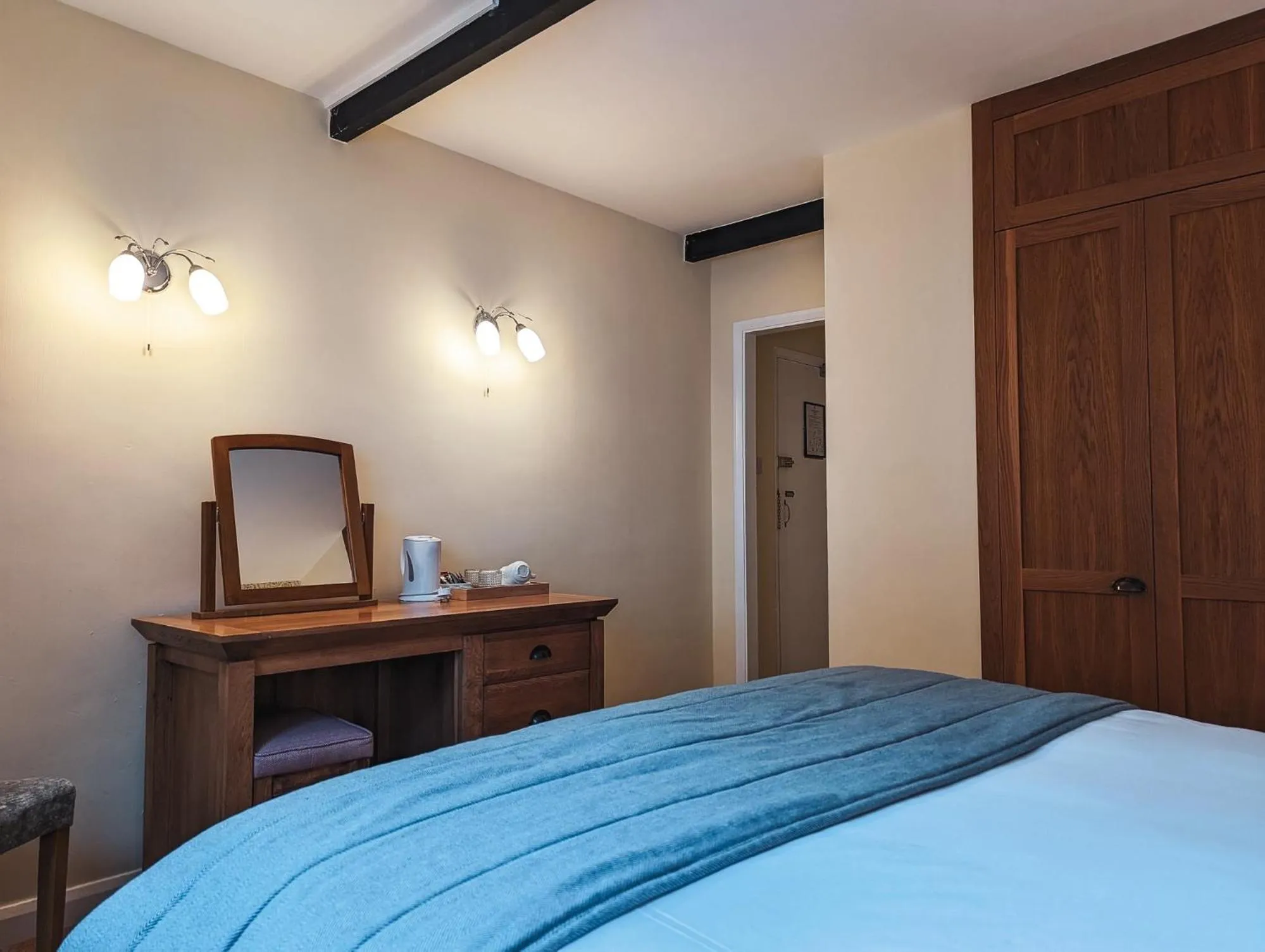 Photo of the whole room, Bed in Three Salmons Hotel