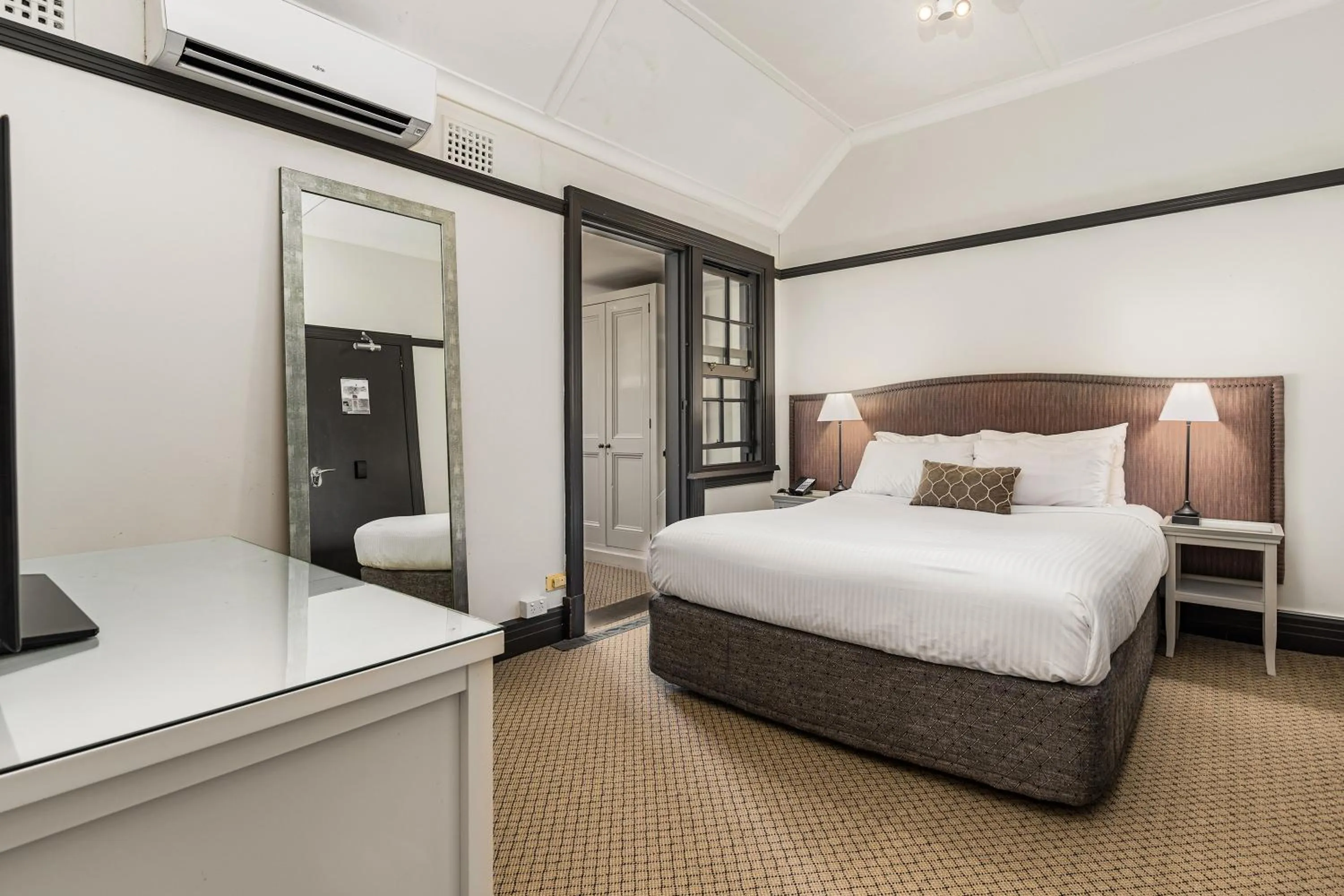 Bedroom, Bed in Peppers Manor House