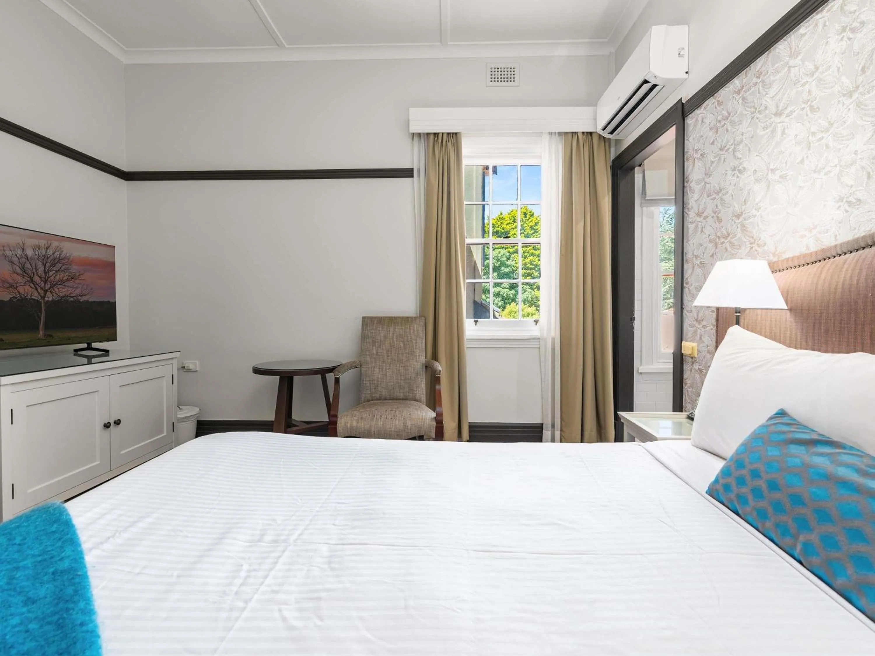 Bedroom, Bed in Peppers Manor House