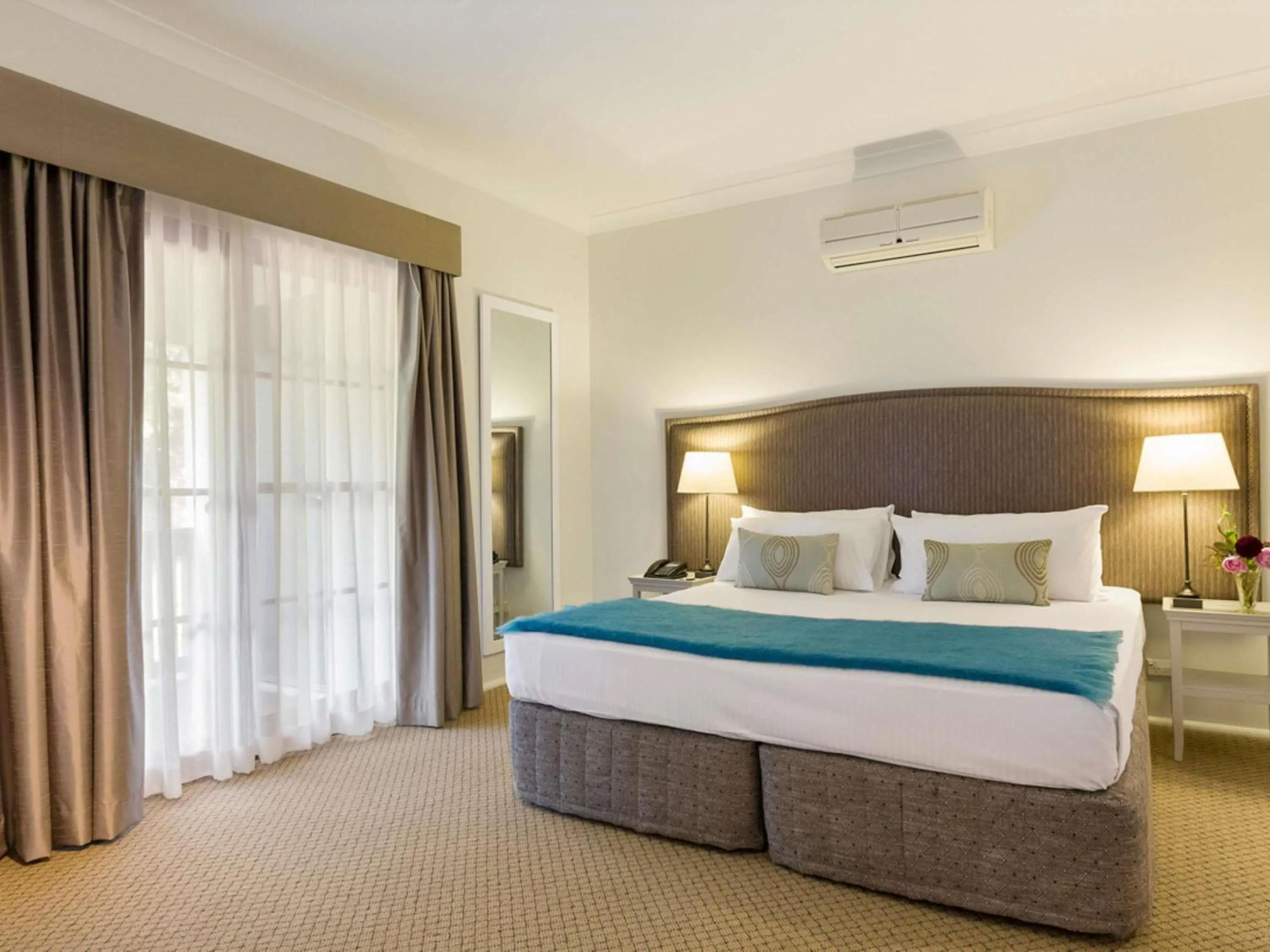 Bedroom, Bed in Peppers Manor House