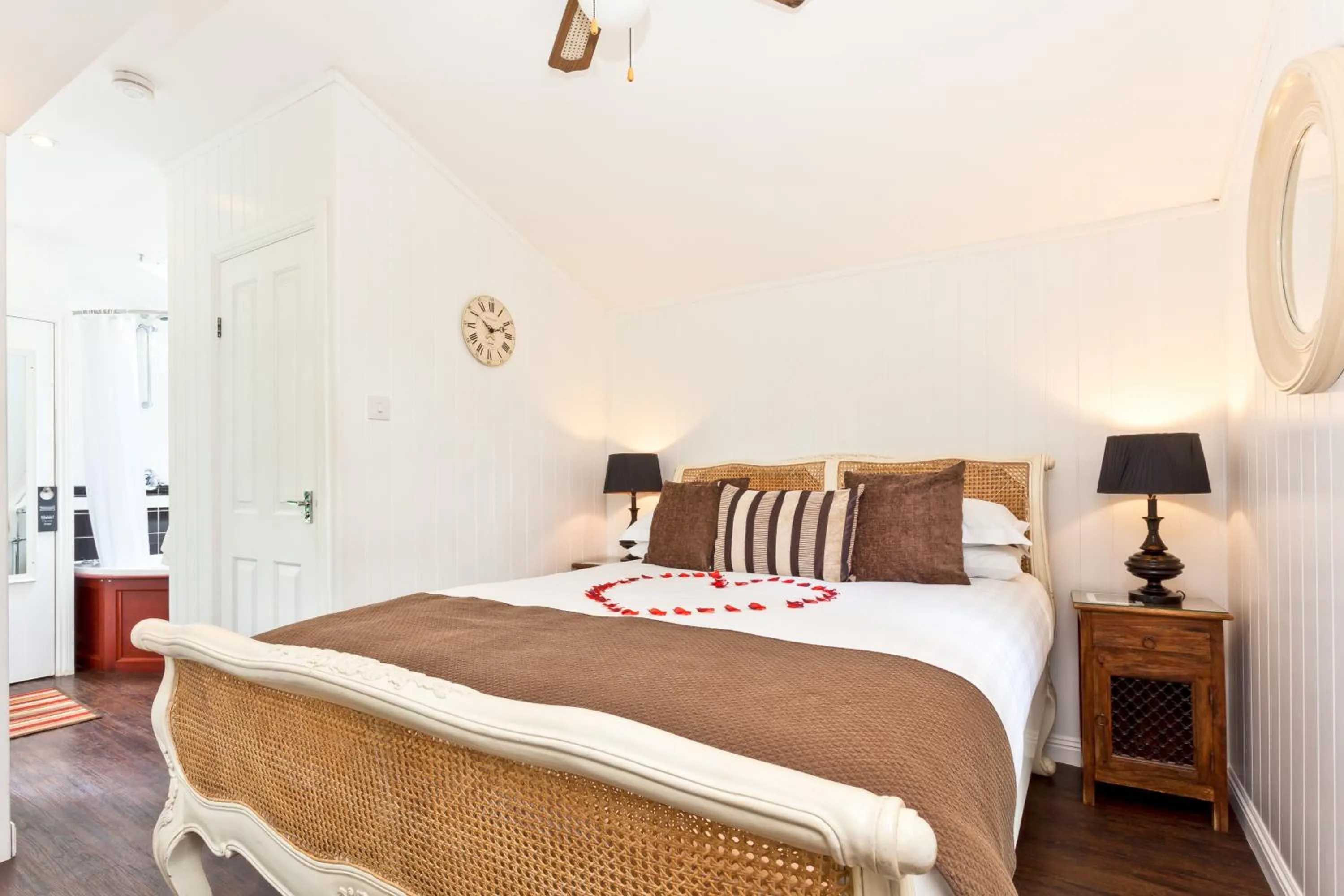 pet friendly, Bed in Broadoaks Boutique Country House