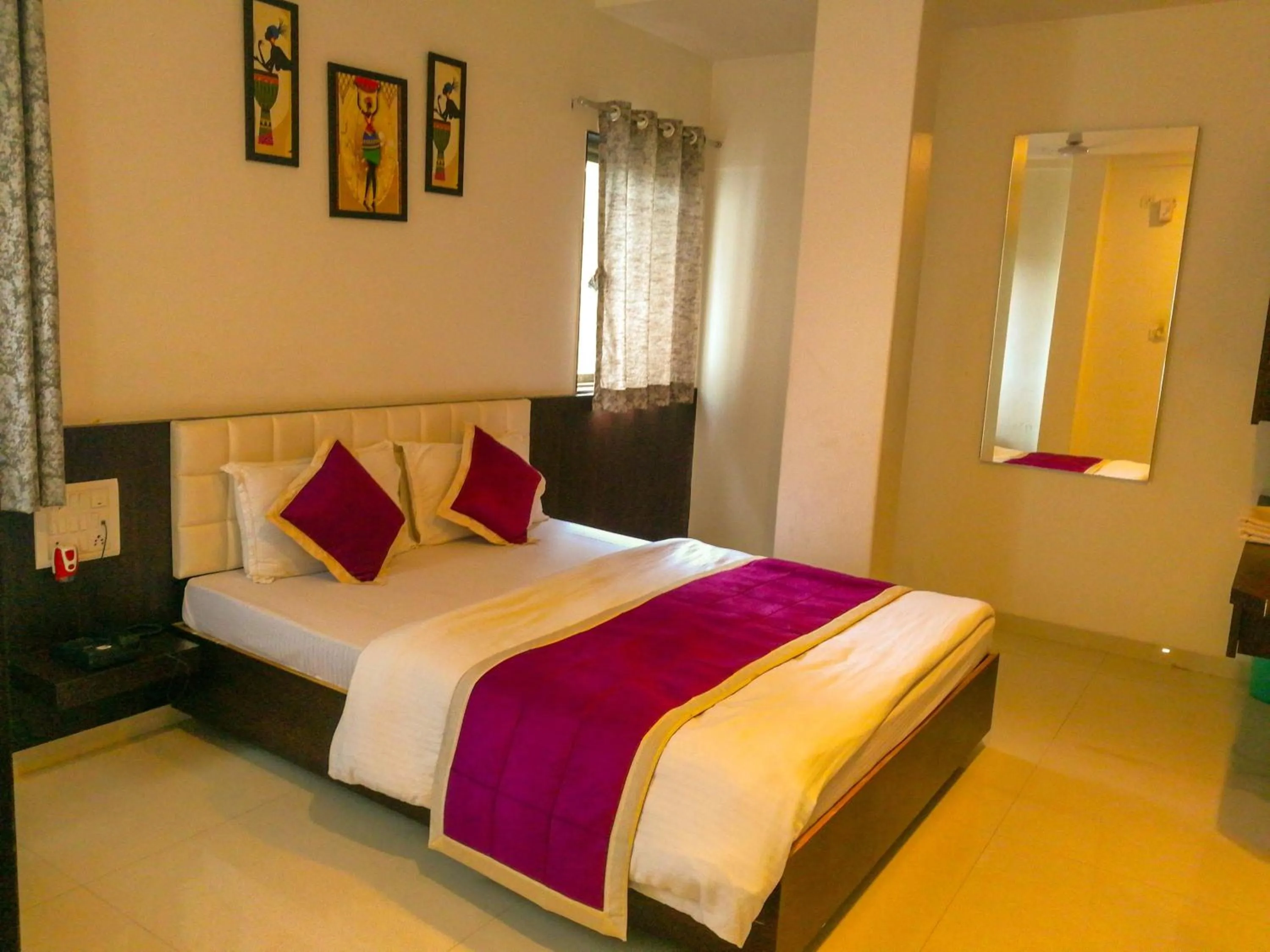 Bedroom, Bed in Hotel Neem Tree