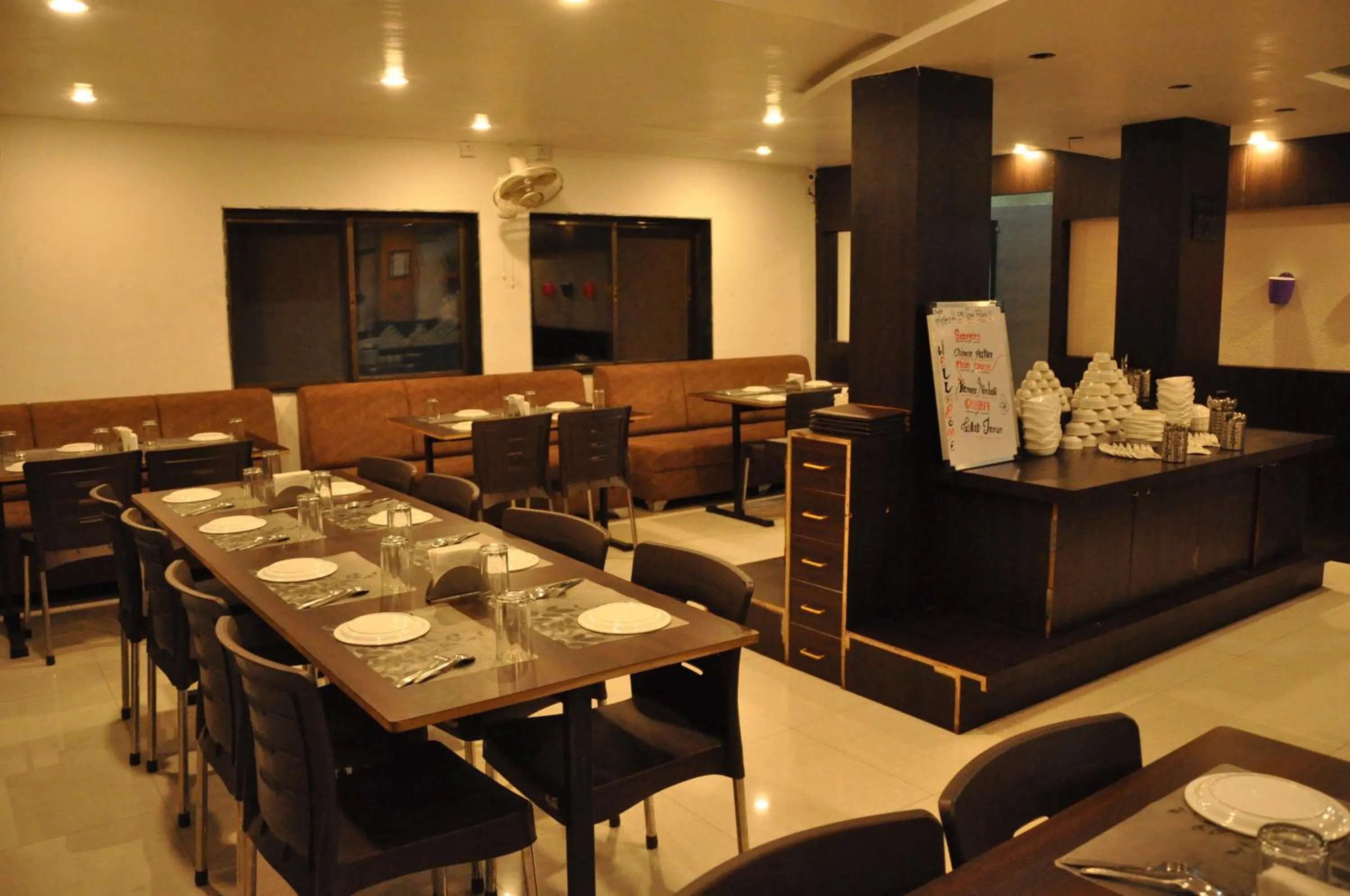 Restaurant/places to eat in Hotel Neem Tree