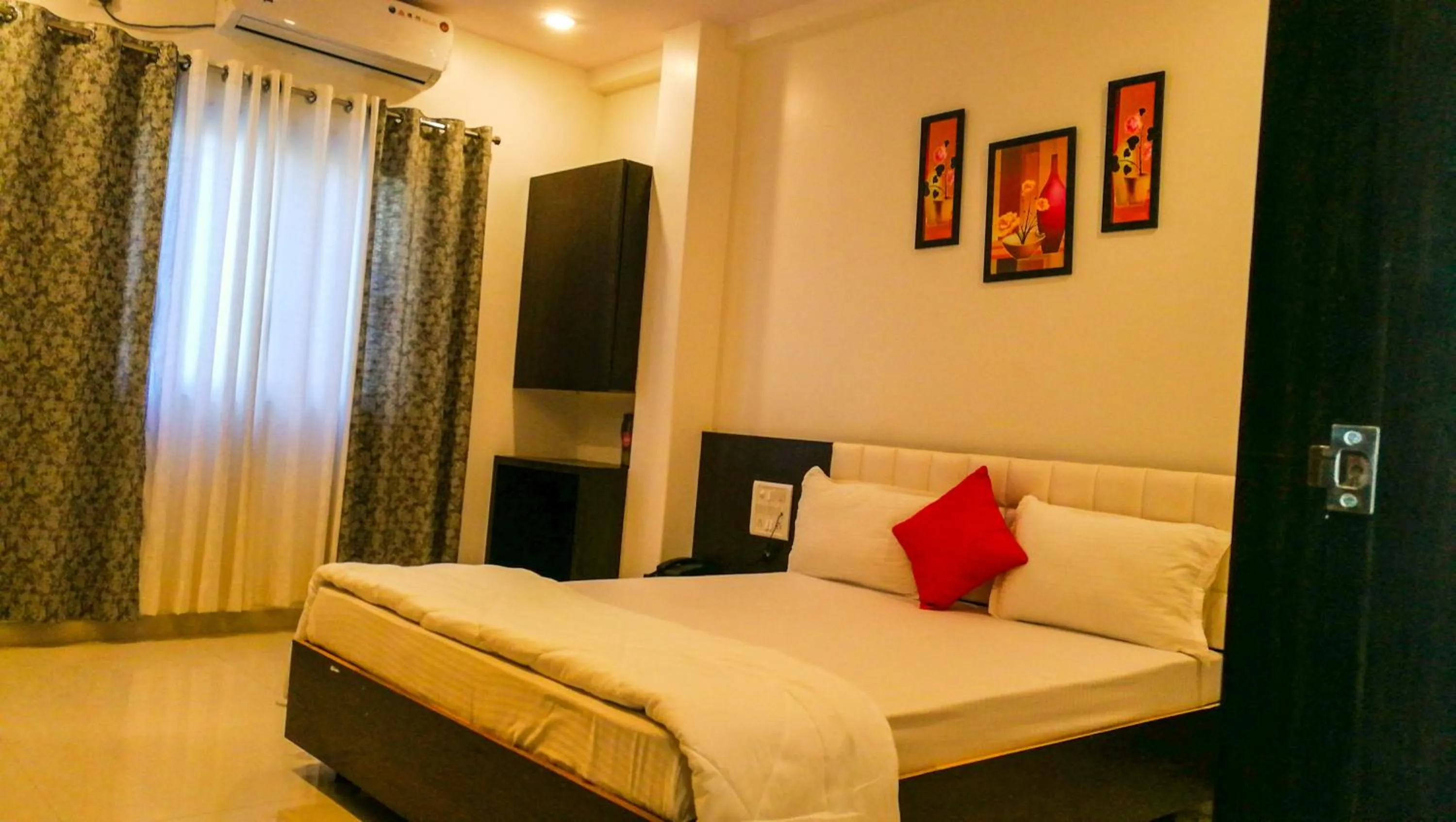 Photo of the whole room, Bed in Hotel Neem Tree