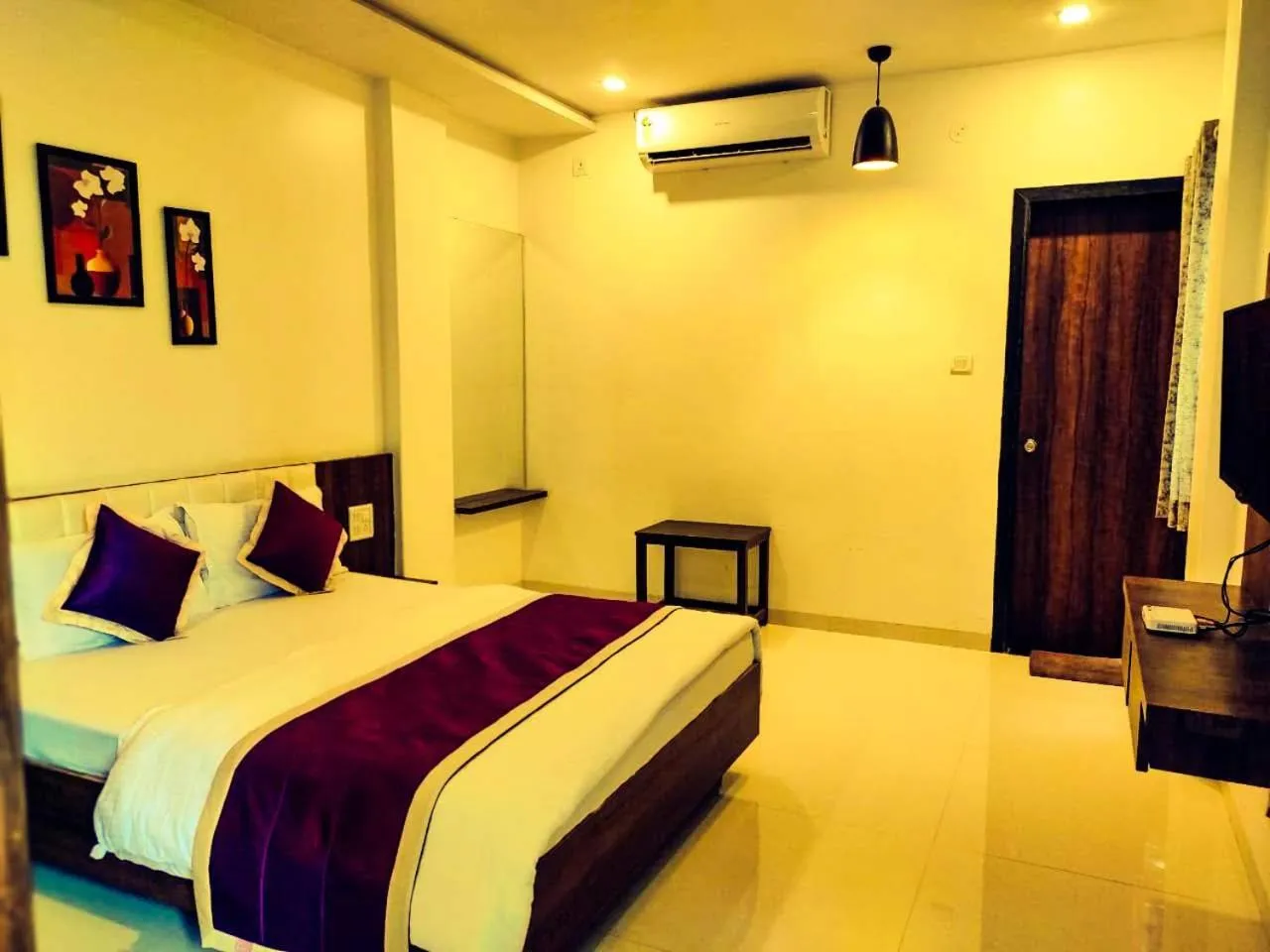 Photo of the whole room, Bed in Hotel Neem Tree