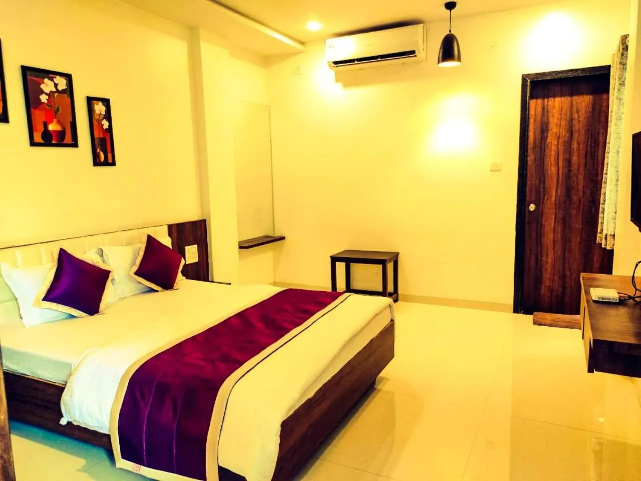 Bedroom, Bed in Hotel Neem Tree
