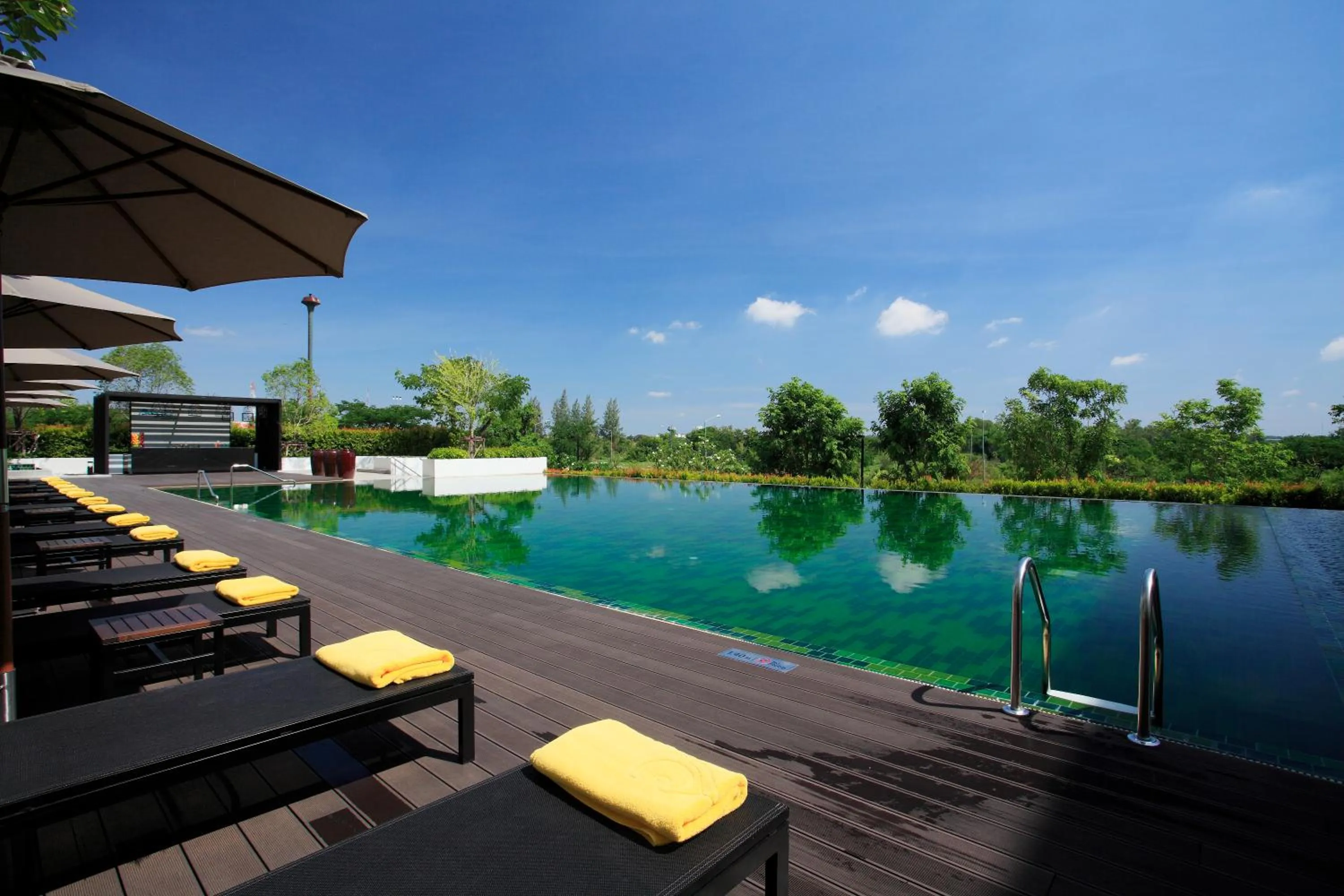 Swimming pool in Avani Khon Kaen Hotel & Convention Centre