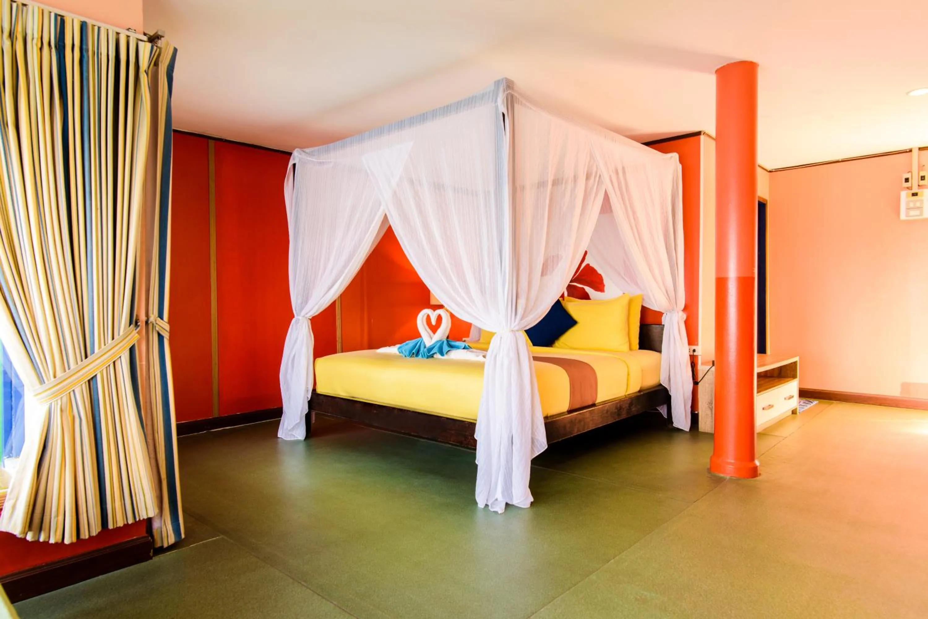 Bed in Lareena Resort Koh Larn Pattaya