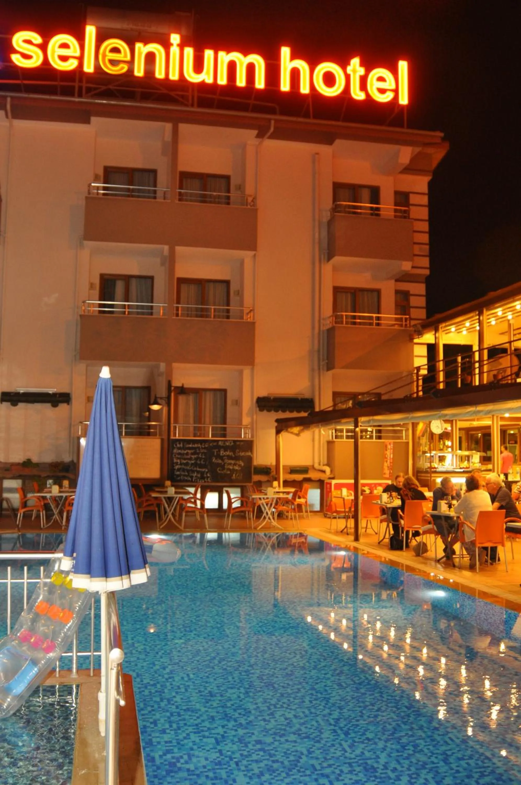 Restaurant/places to eat in Selenium Hotel