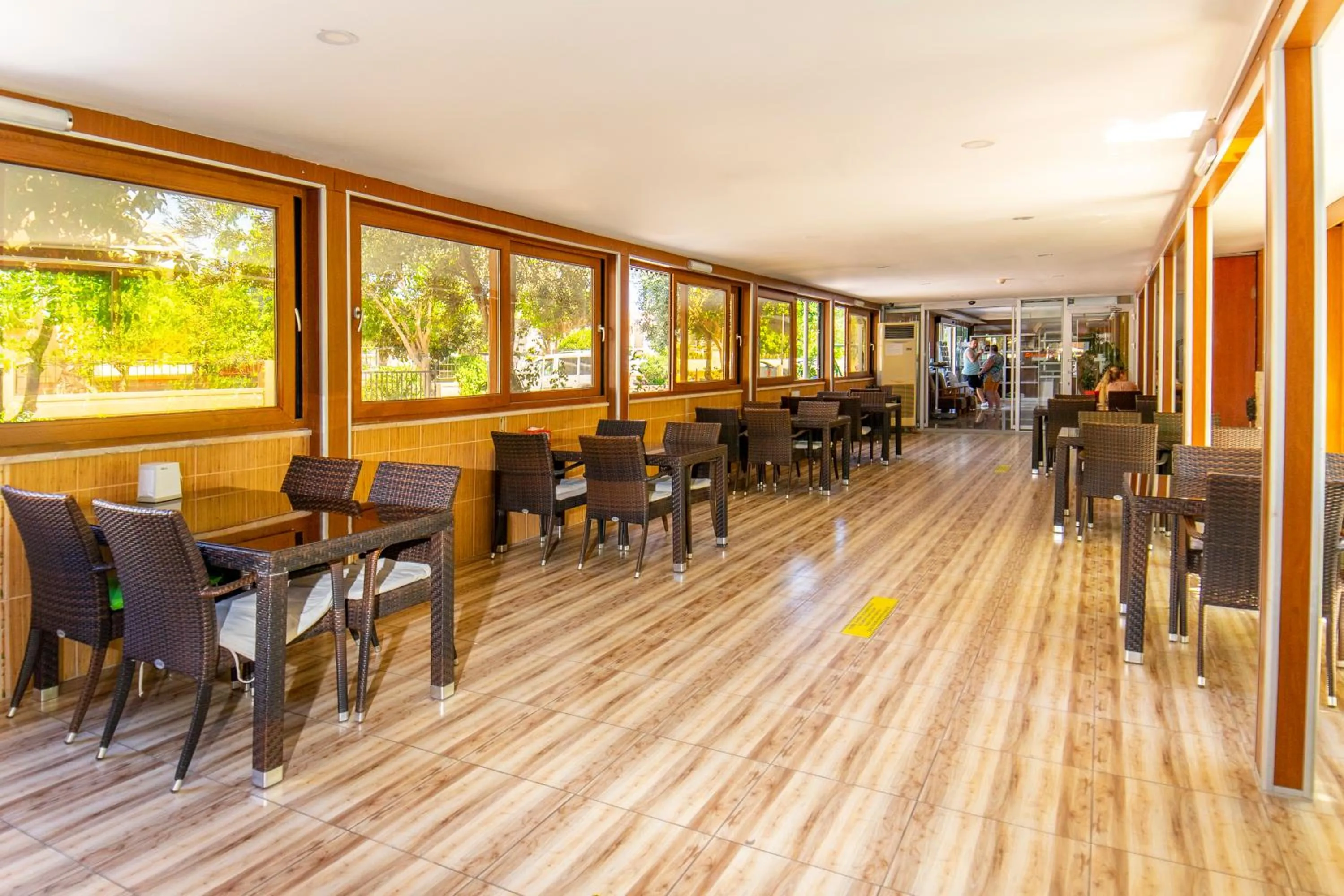 Restaurant/places to eat in Selenium Hotel