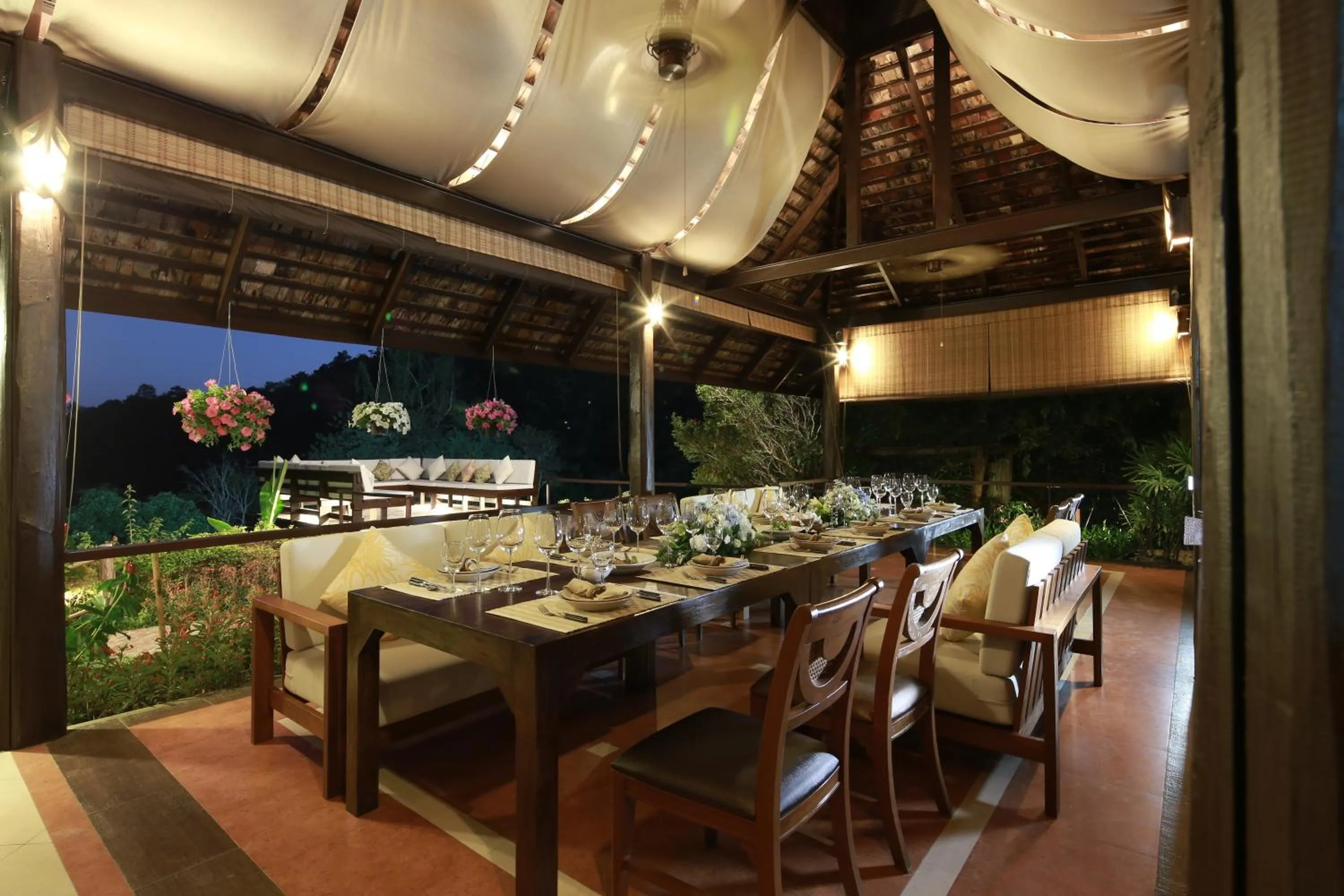 Restaurant/places to eat in Vanilla hill (hill lodge)