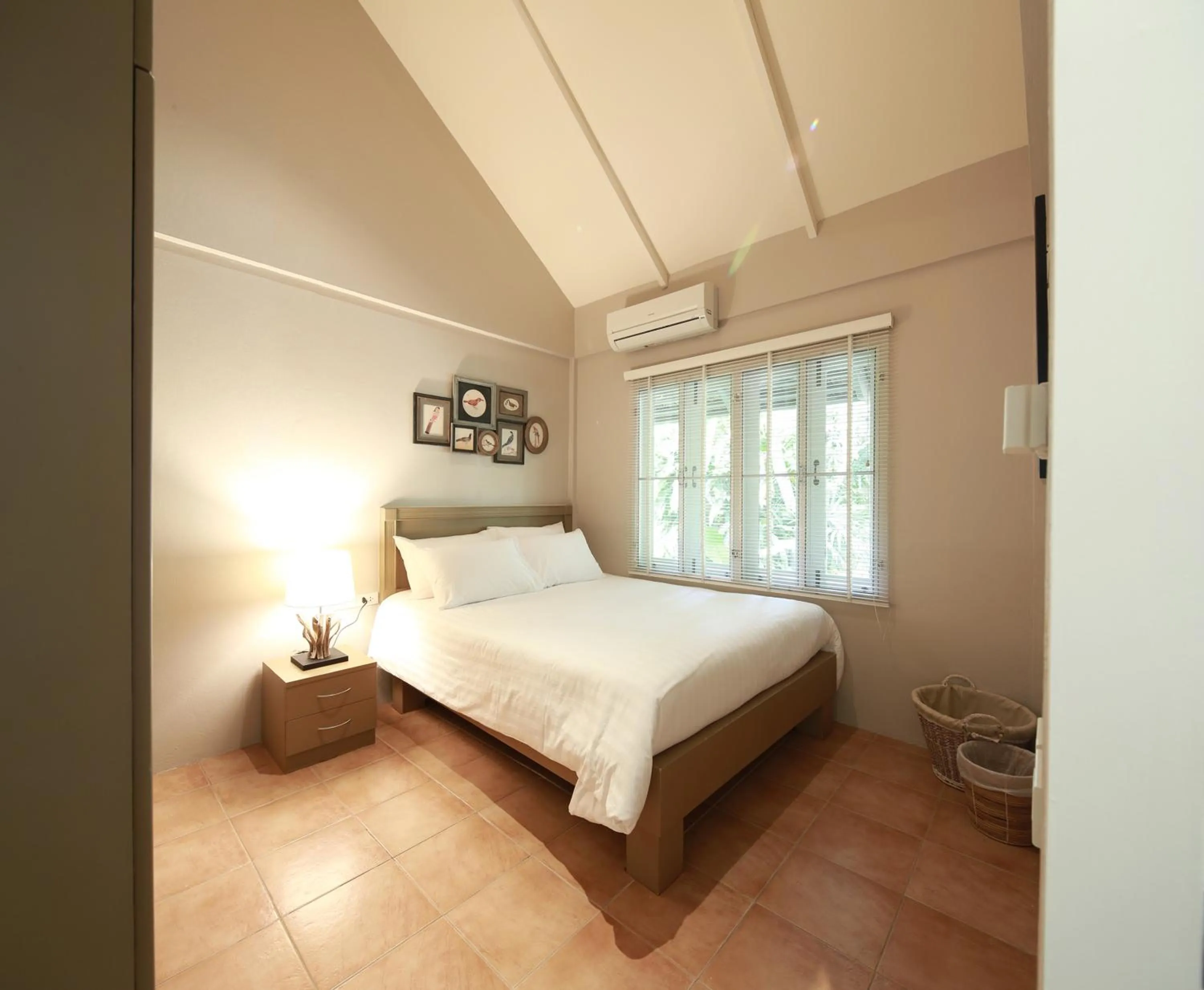 Bedroom, Bed in Vanilla hill (hill lodge)