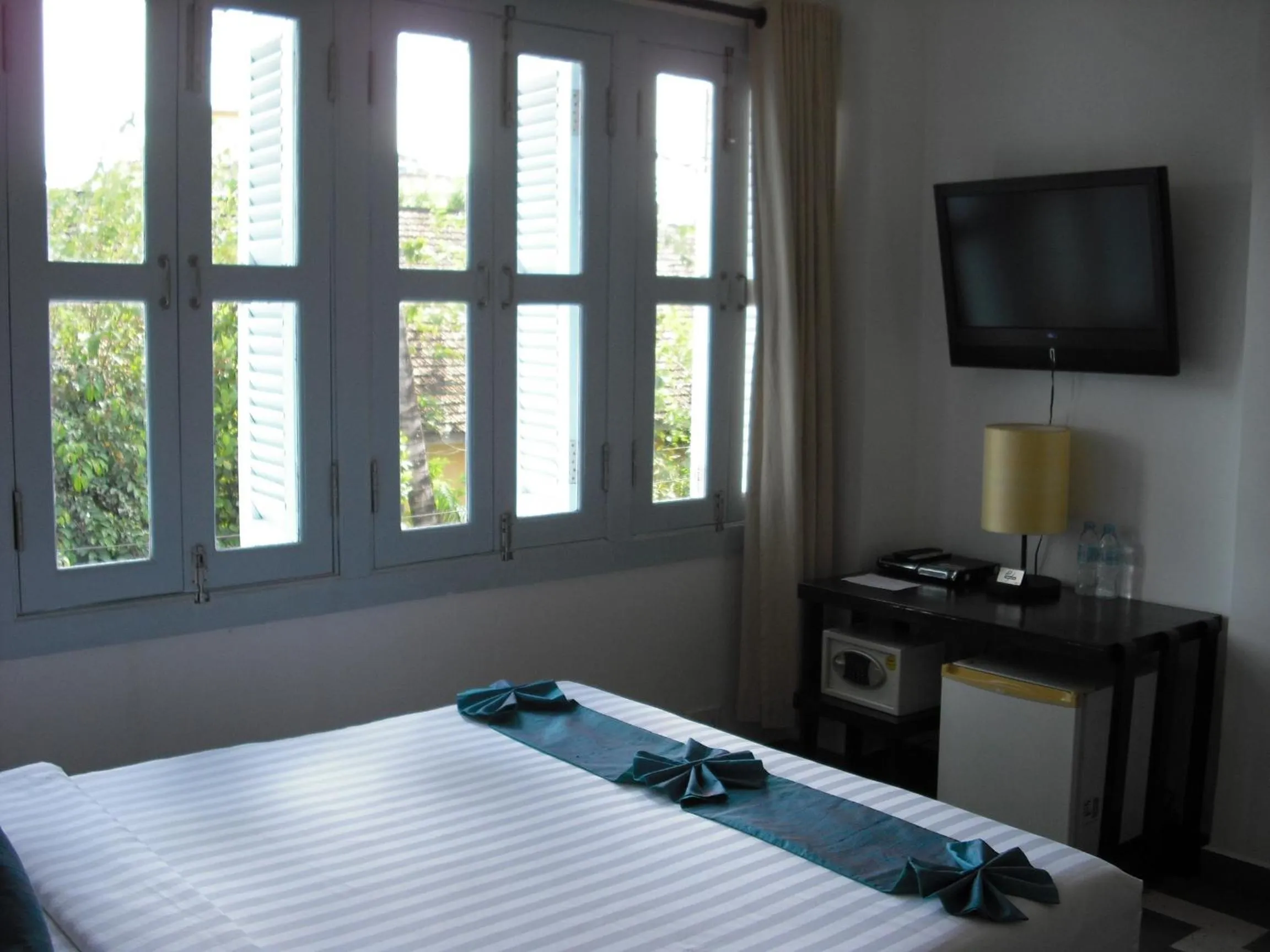 Bedroom, Bed in The Columns