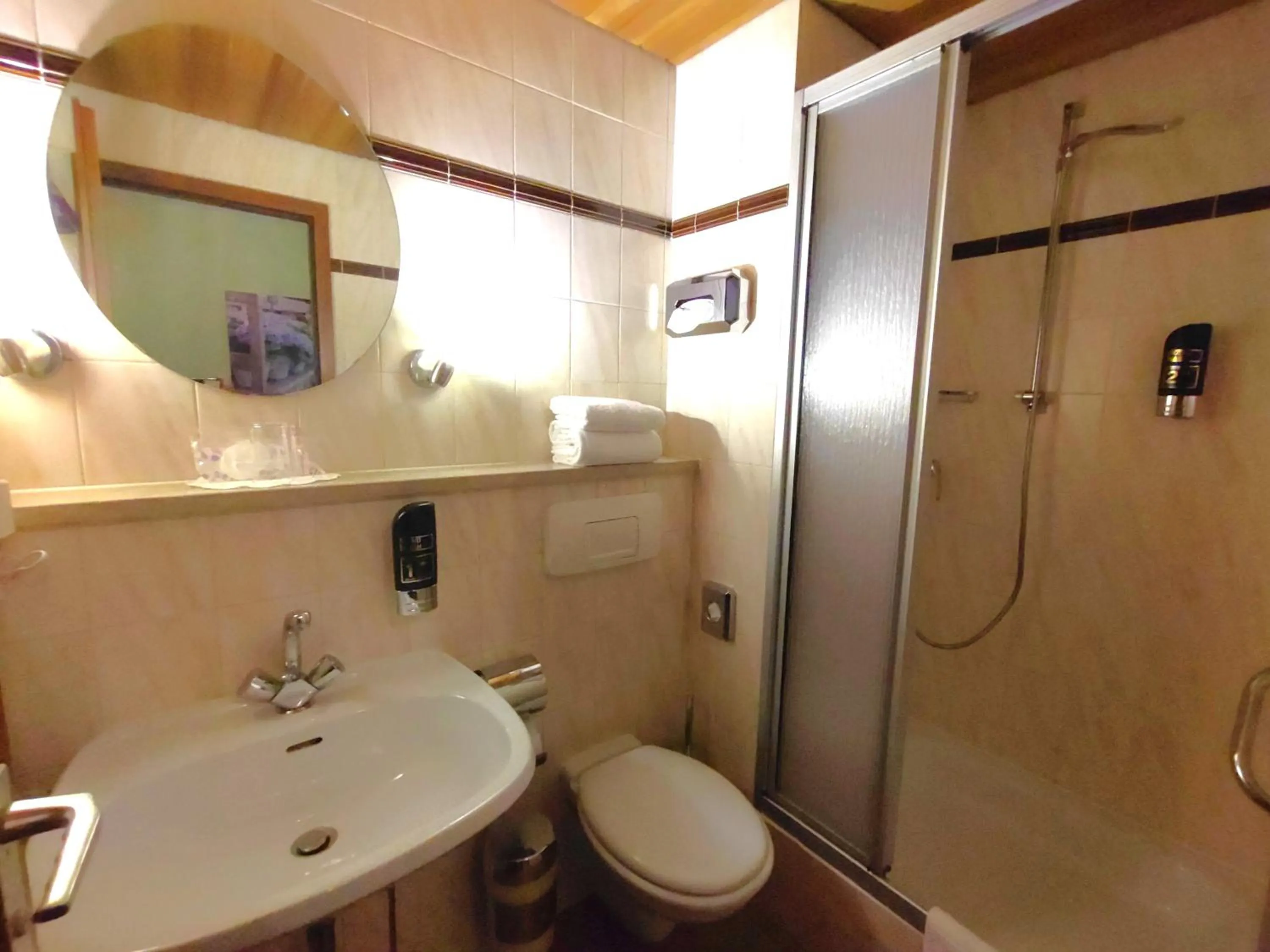 Shower in Hotel Smart-Inn