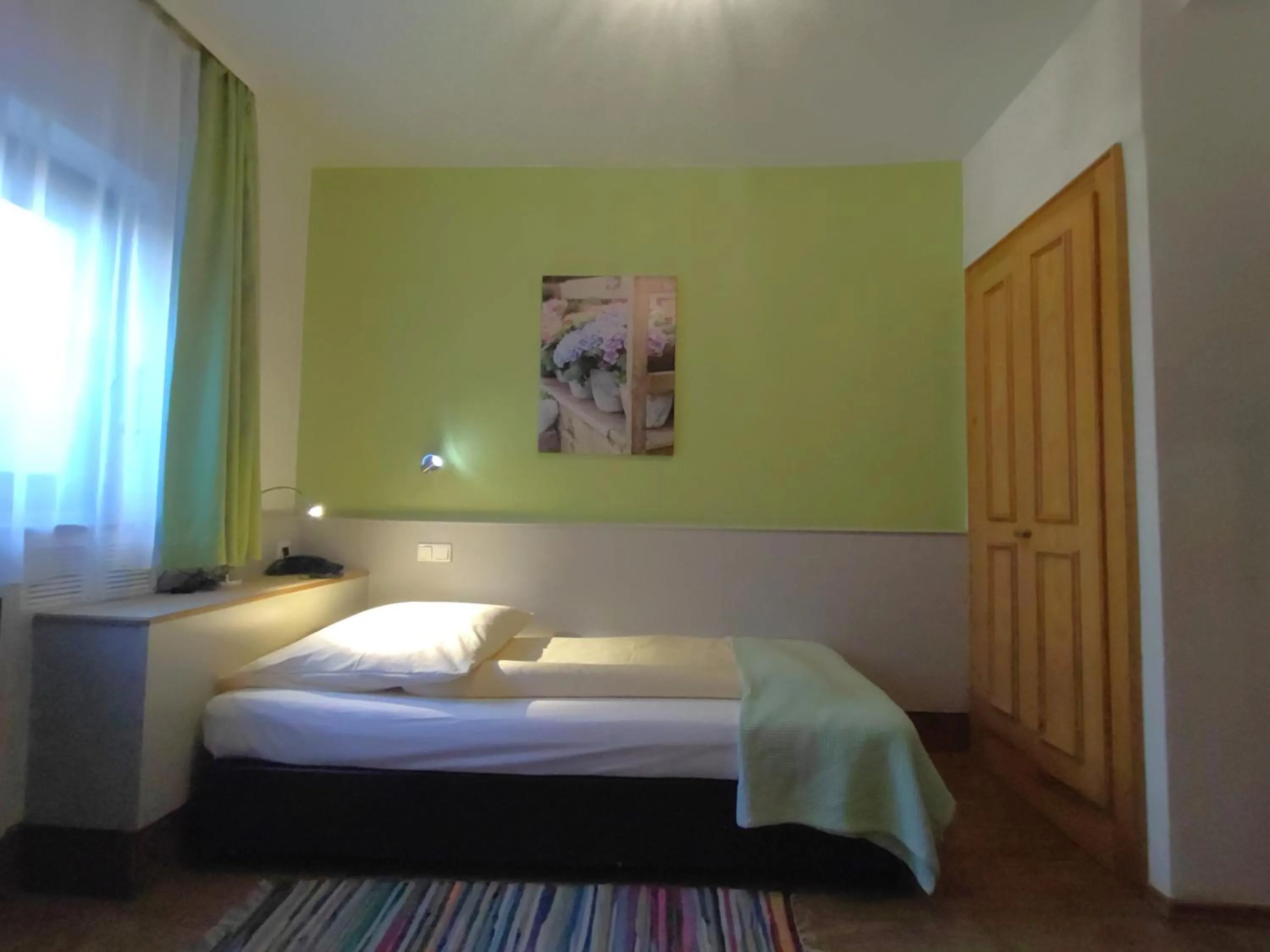 Photo of the whole room, Bed in Hotel Smart-Inn