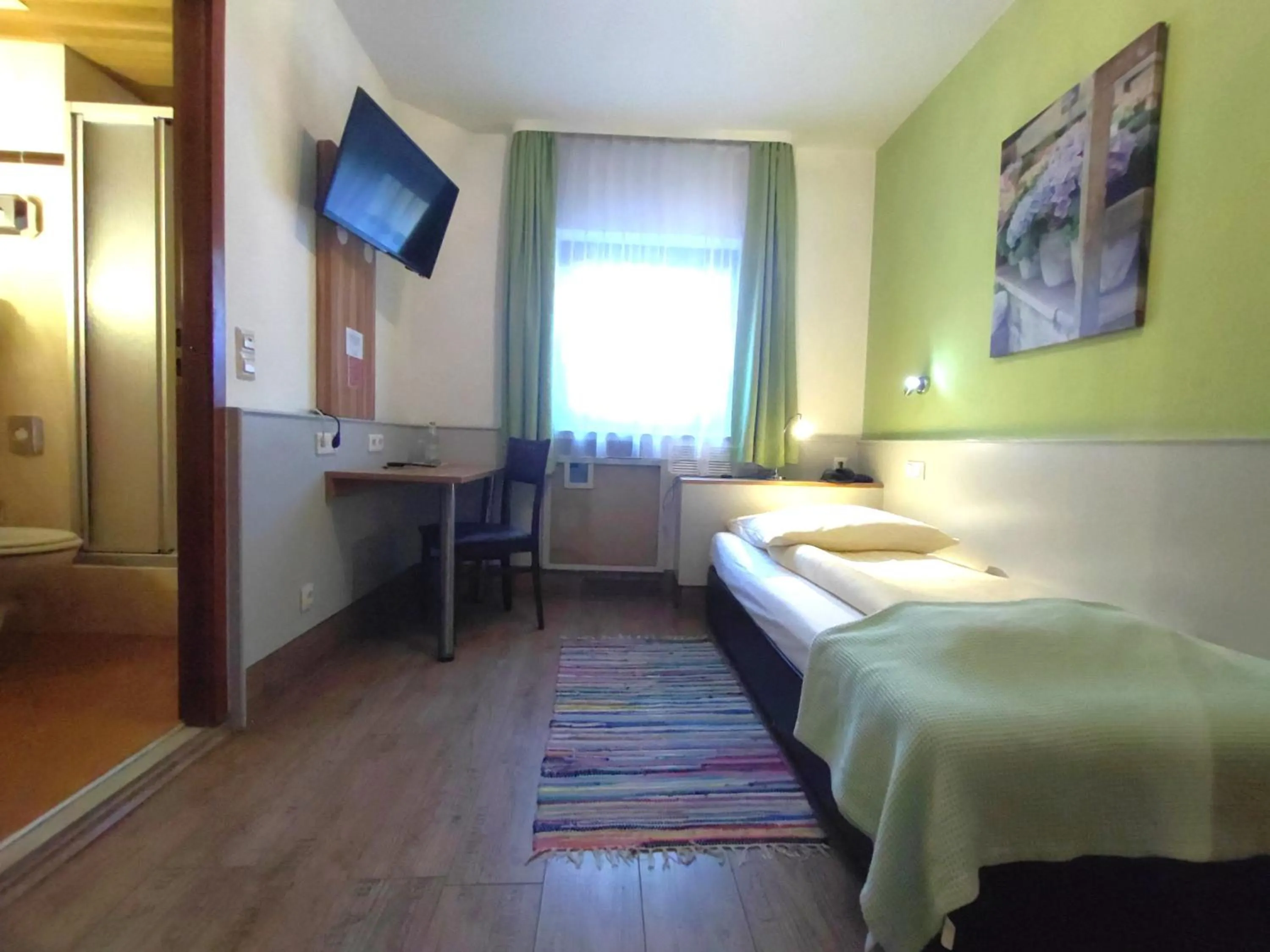Photo of the whole room, Bed in Hotel Smart-Inn