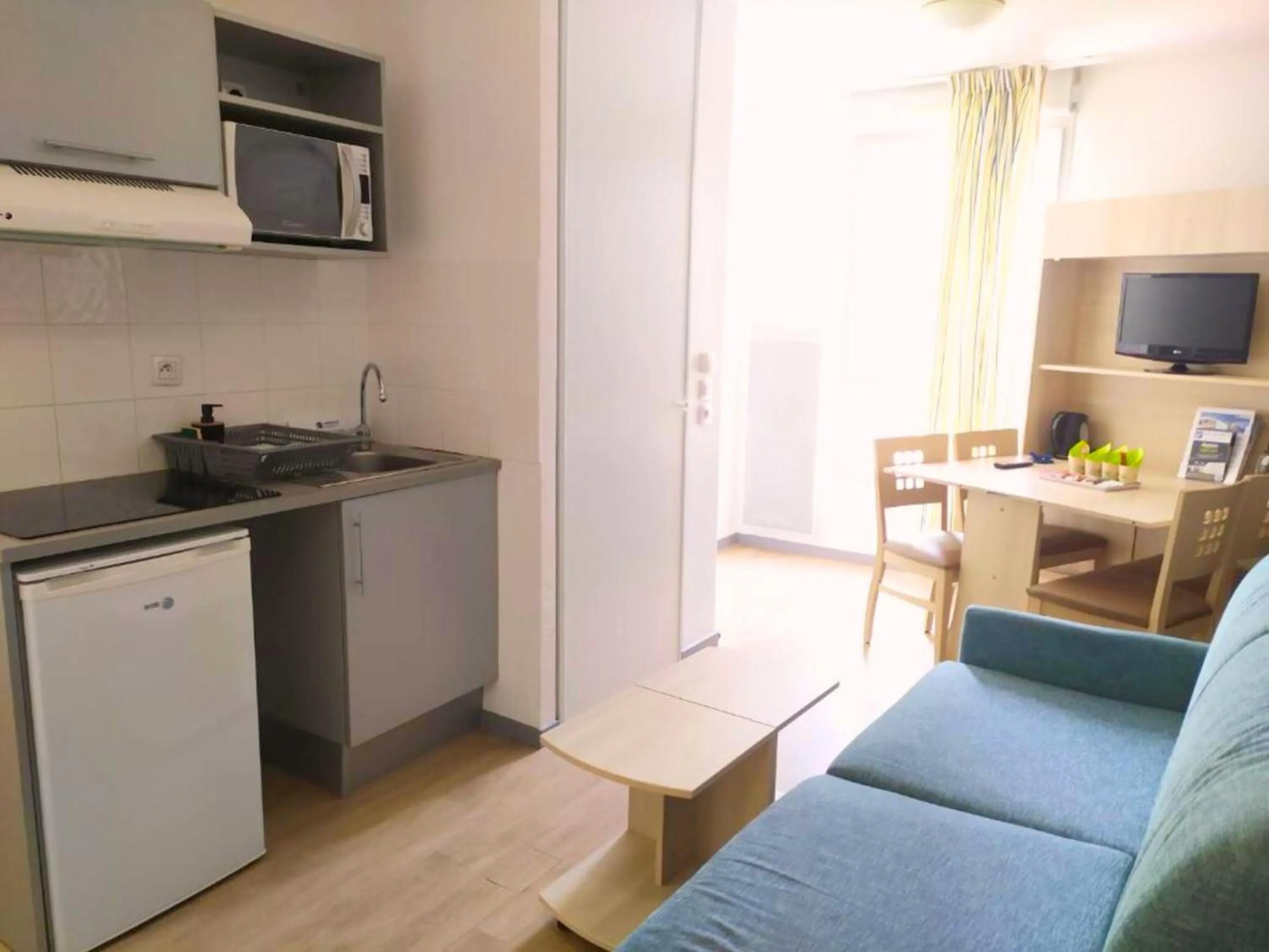 Kitchen or kitchenette in Lagrange Apart'Hotel l’Escale Marine