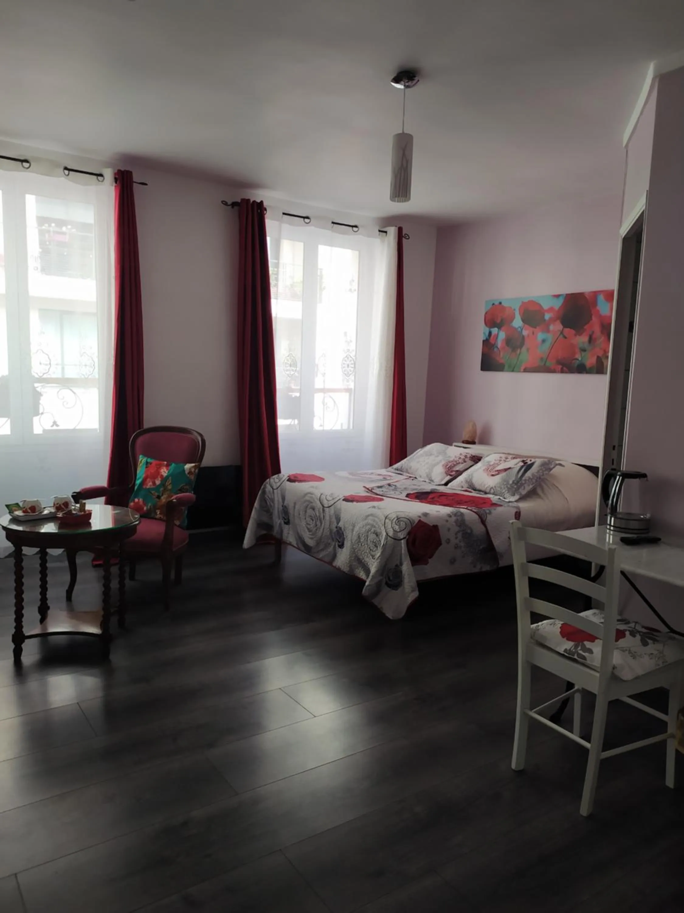 Photo of the whole room in Les Coquelicots