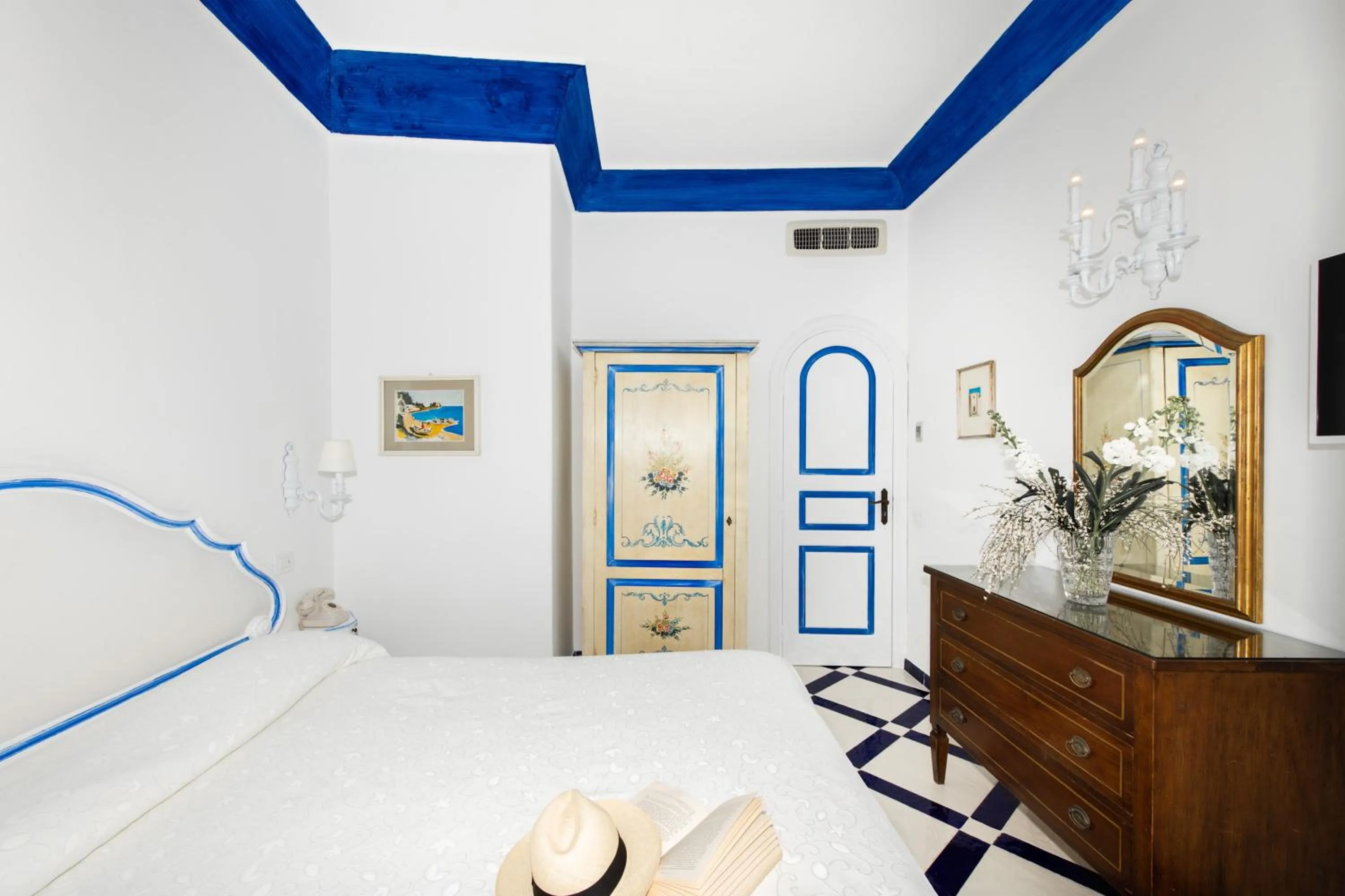 Photo of the whole room, Bed in Villa Flavio Gioia