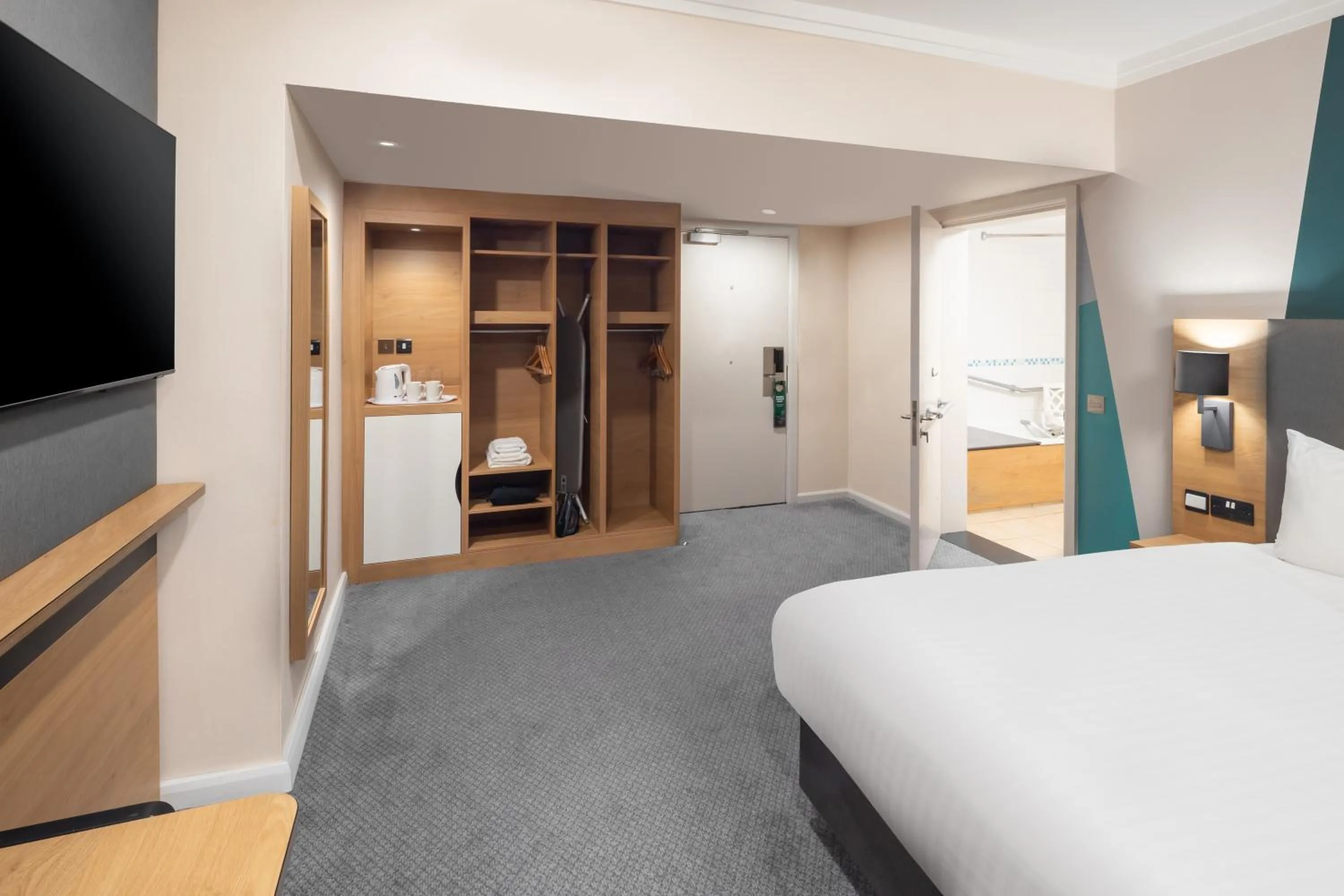 Bed in Holiday Inn Farnborough by IHG