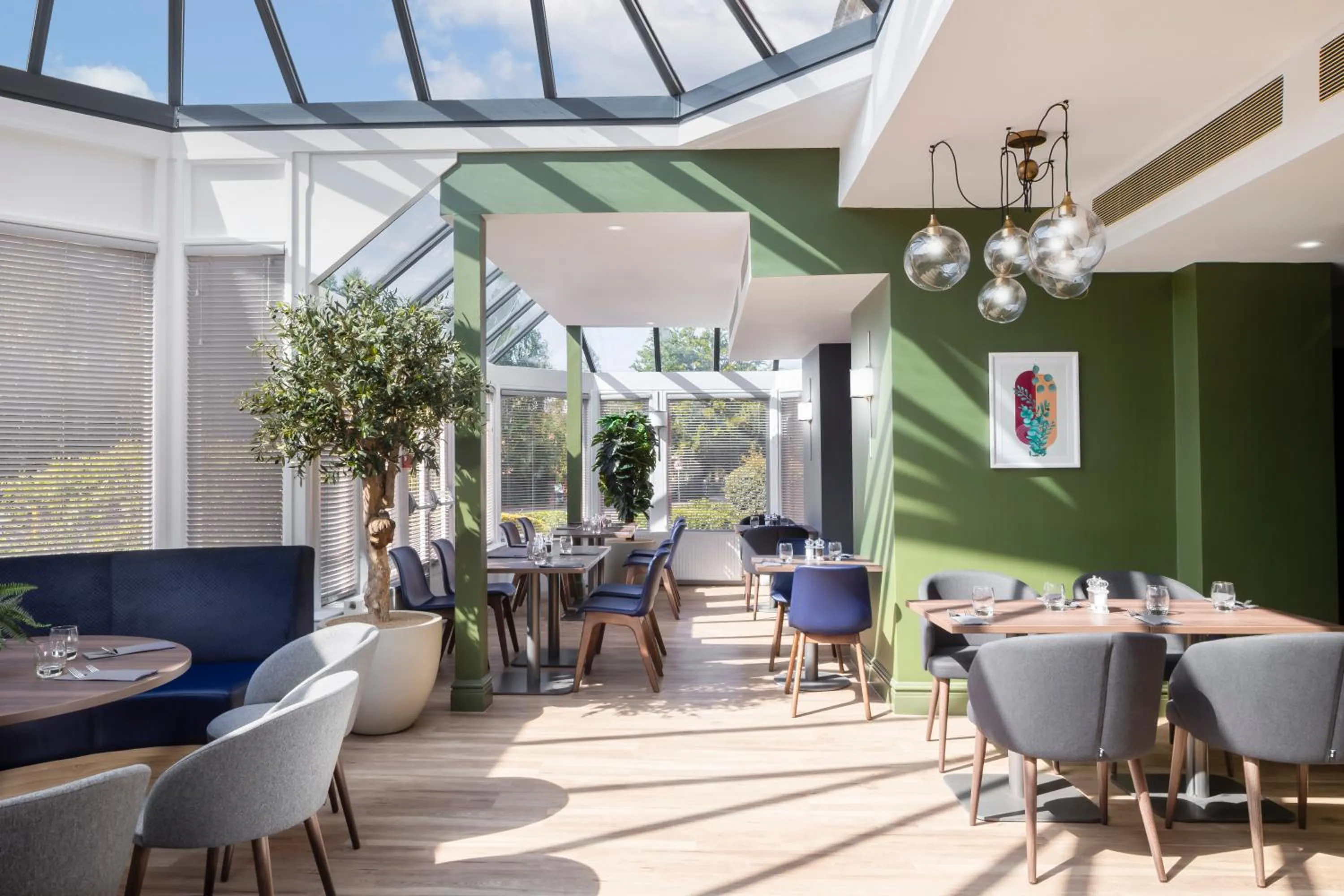 Restaurant/places to eat in Holiday Inn Farnborough by IHG