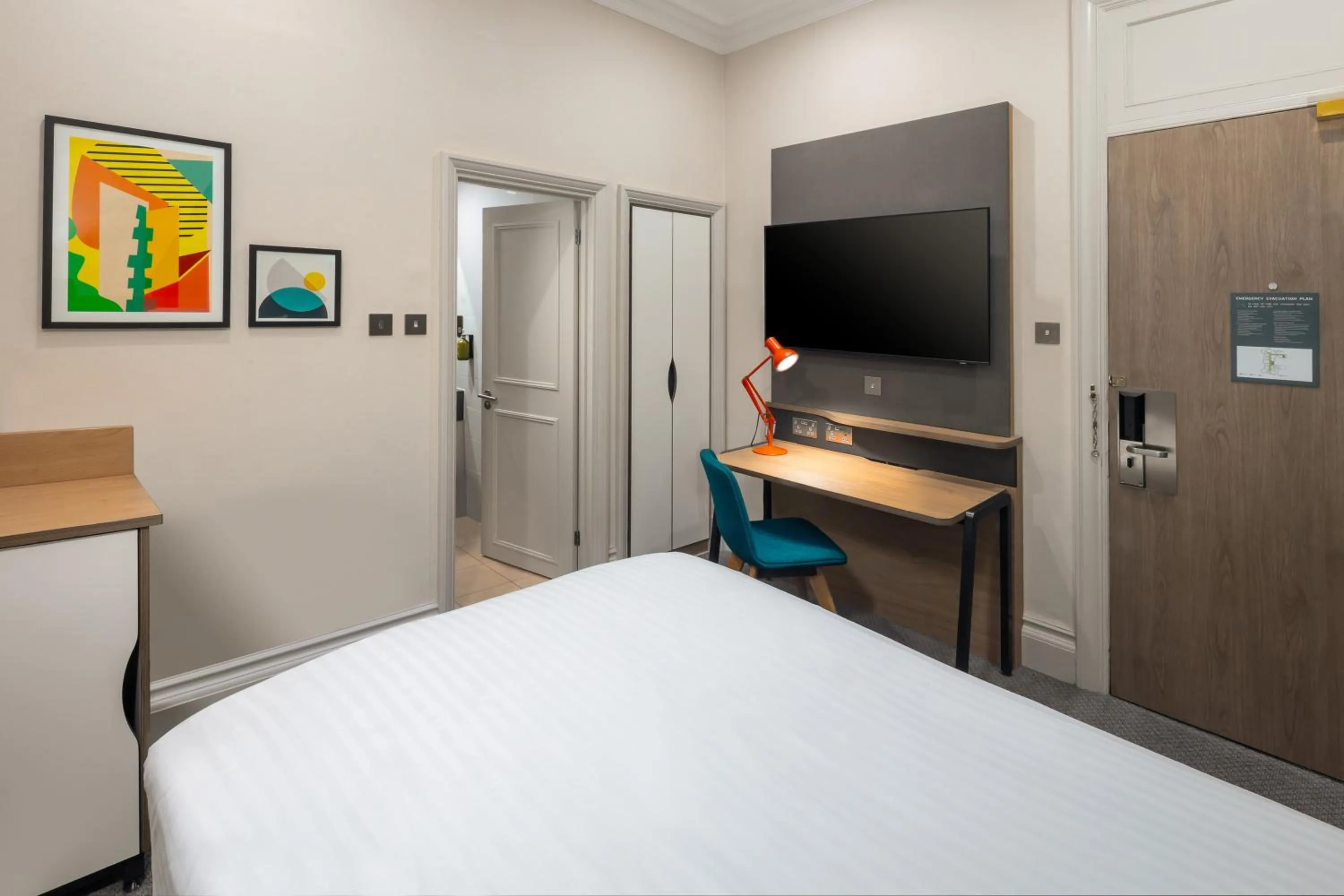 Bed in Holiday Inn Farnborough by IHG