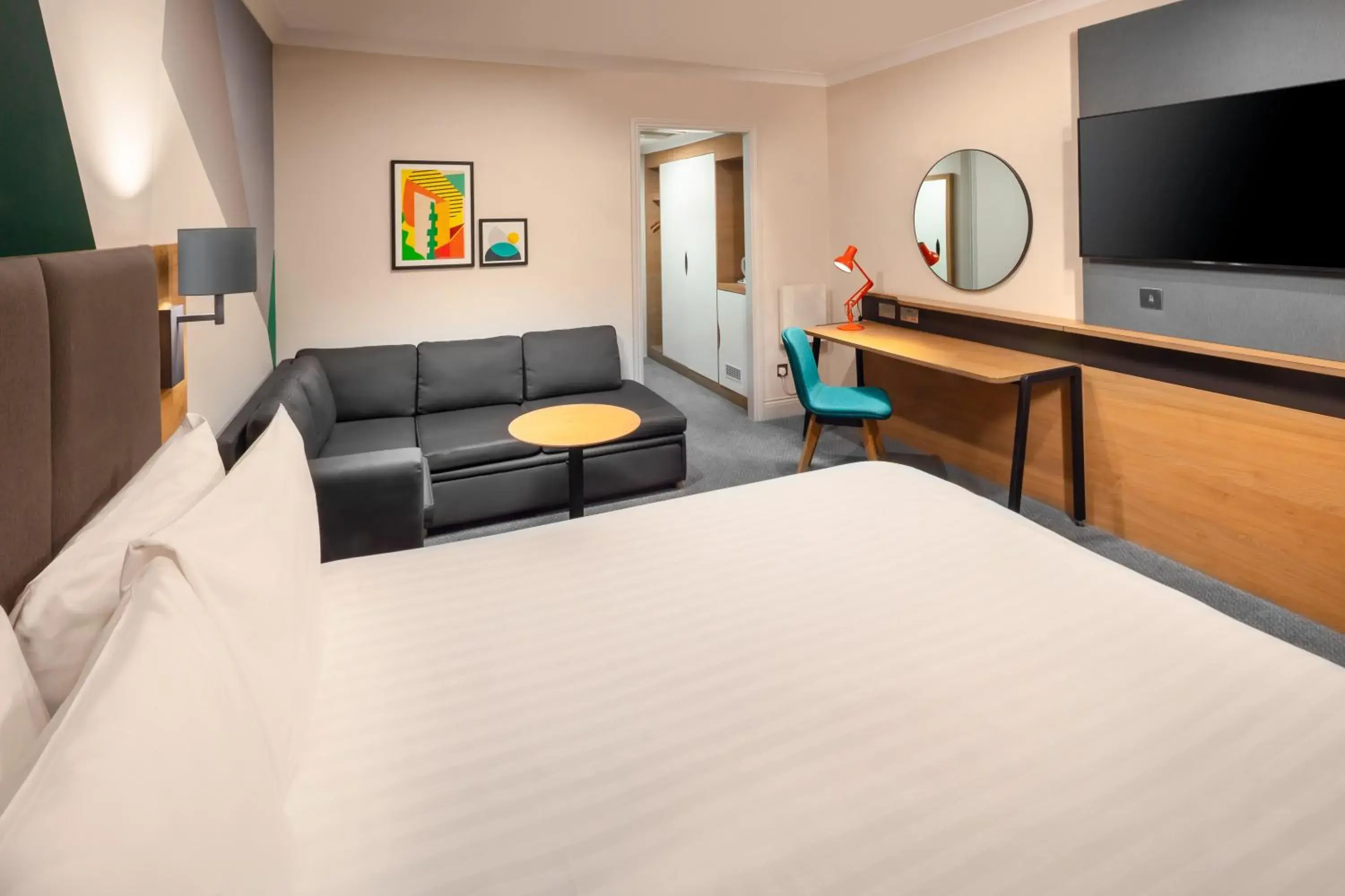 Executive Double Room with Sofa Bed in Holiday Inn Farnborough by IHG Executive Double Room with Sofa Bed in Holiday Inn Farnborough by IHG