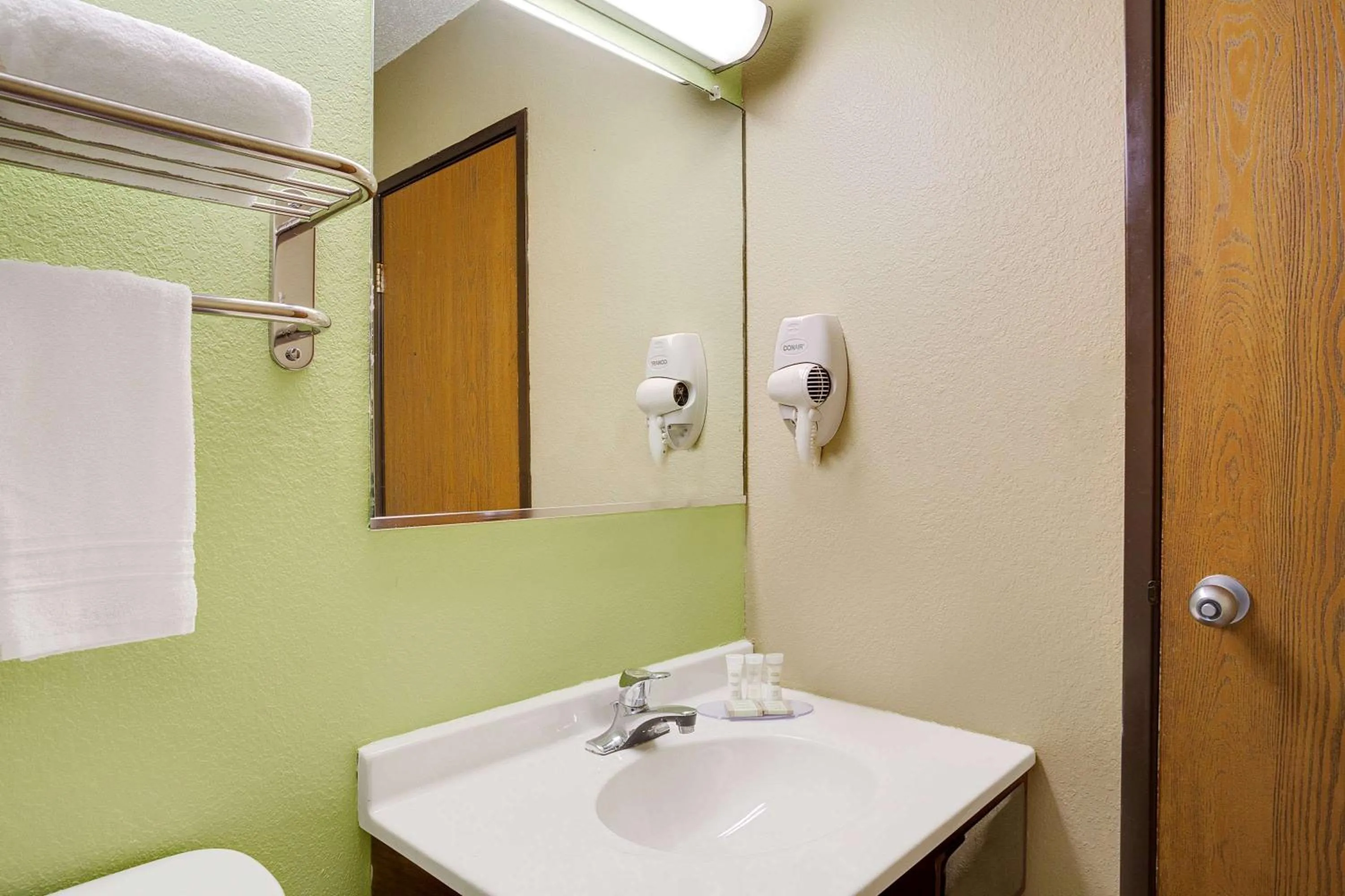 Bathroom in Economy 7 Inn Chesapeake - Portsmouth