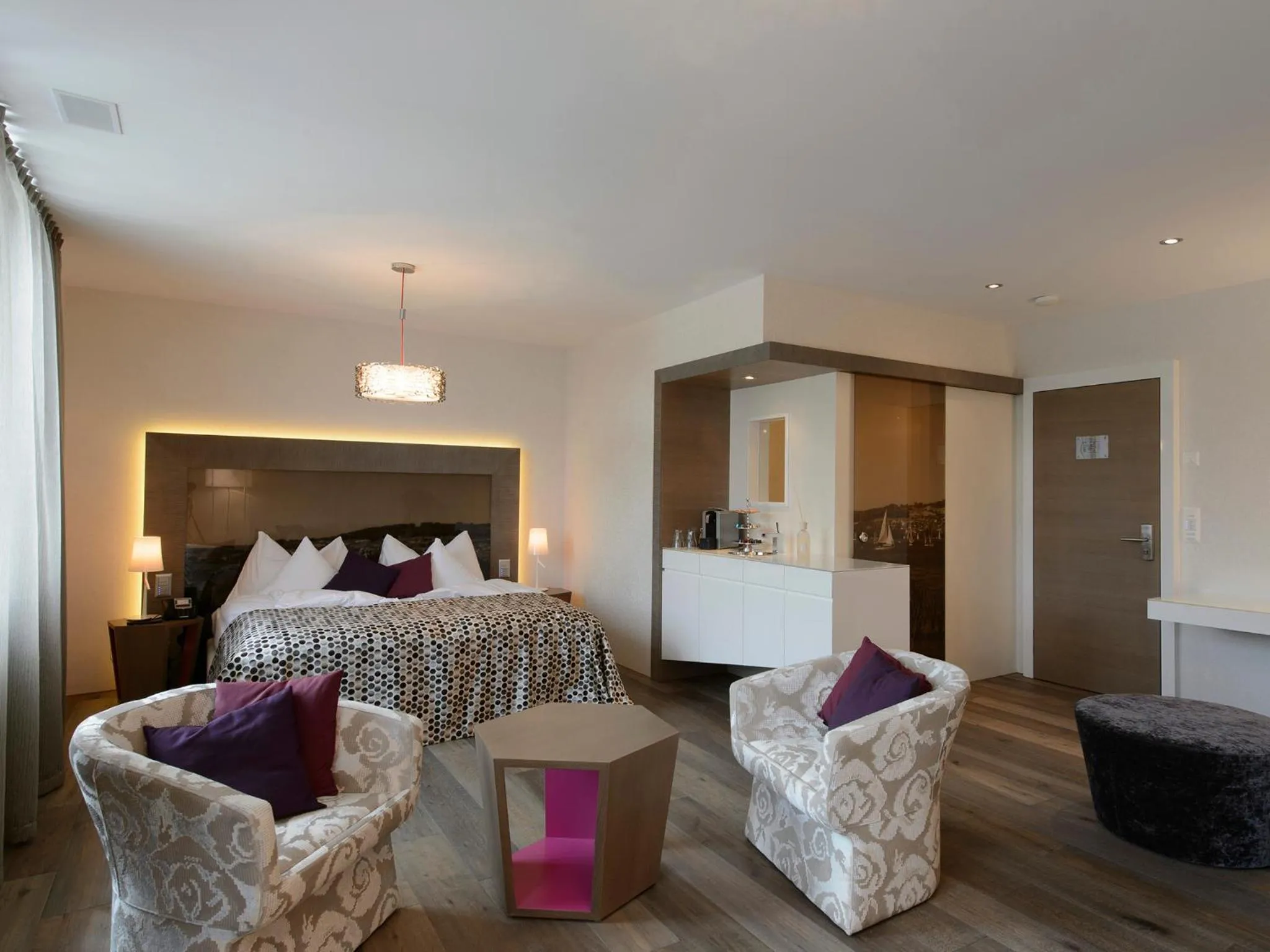 Photo of the whole room, Bed in Hotel-Restaurant-Schifflände