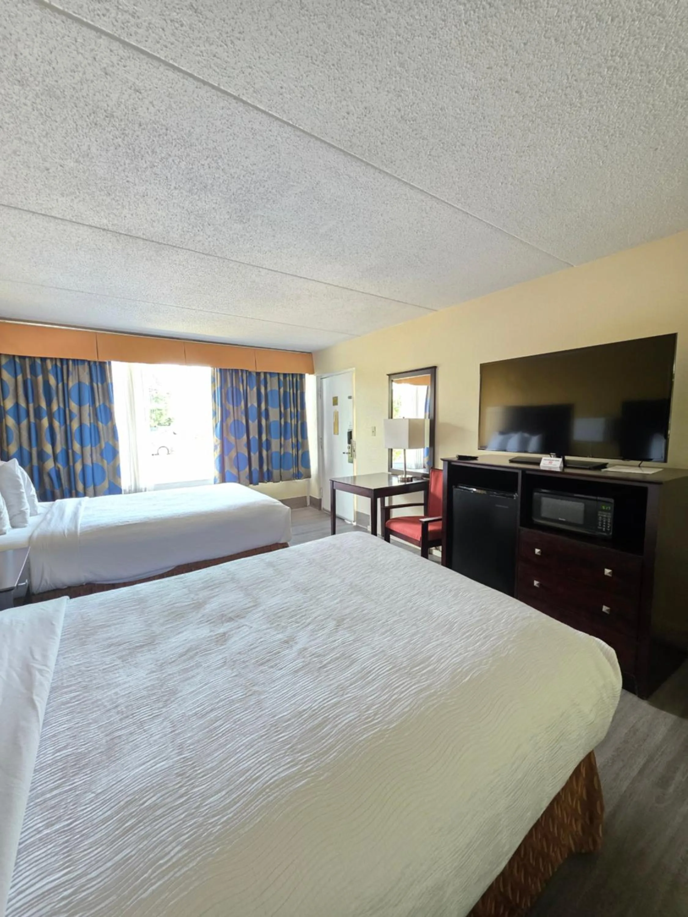 Photo of the whole room, Bed in Chattanooga Heritage Inn