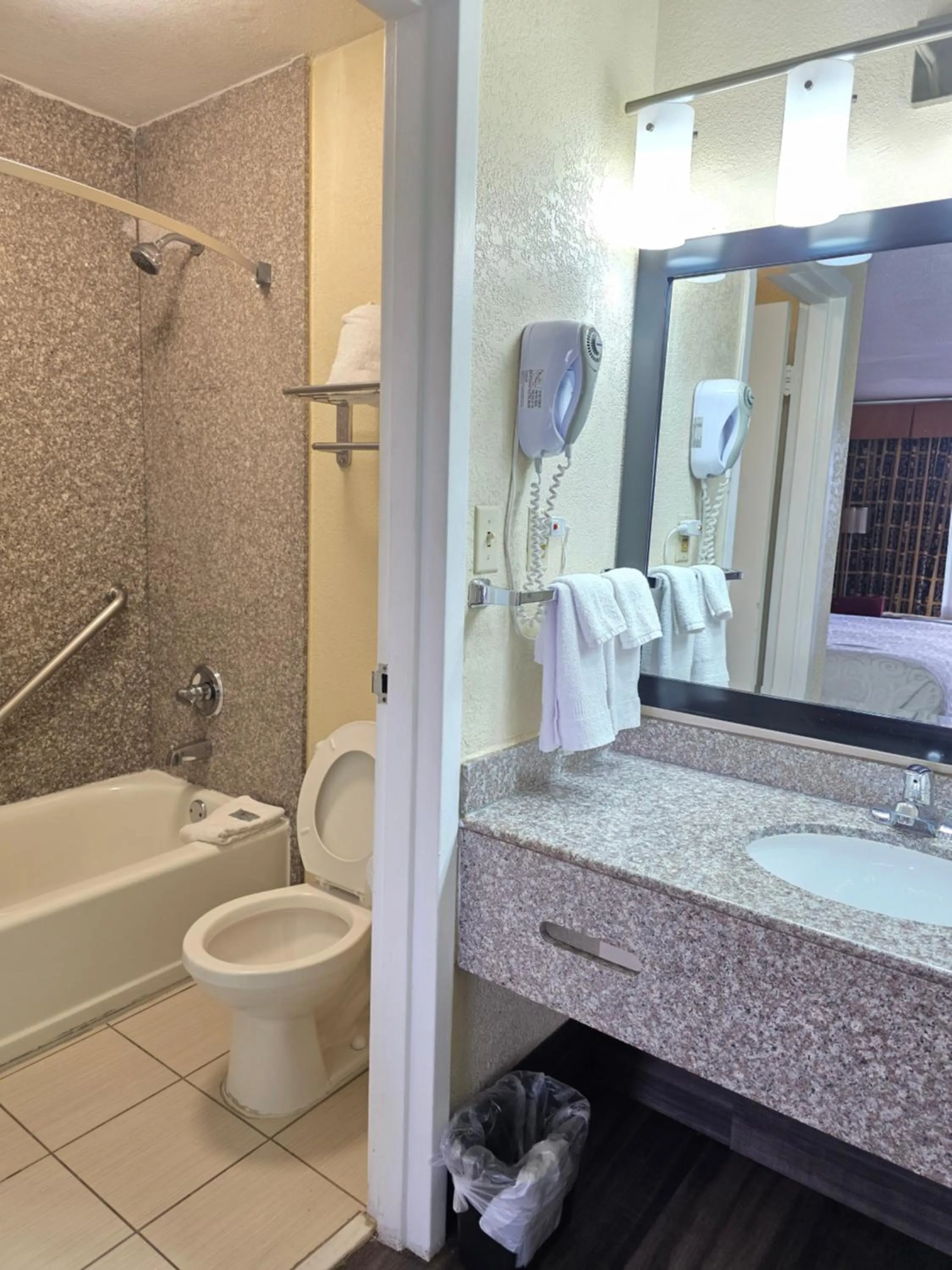 Bathroom in Chattanooga Heritage Inn